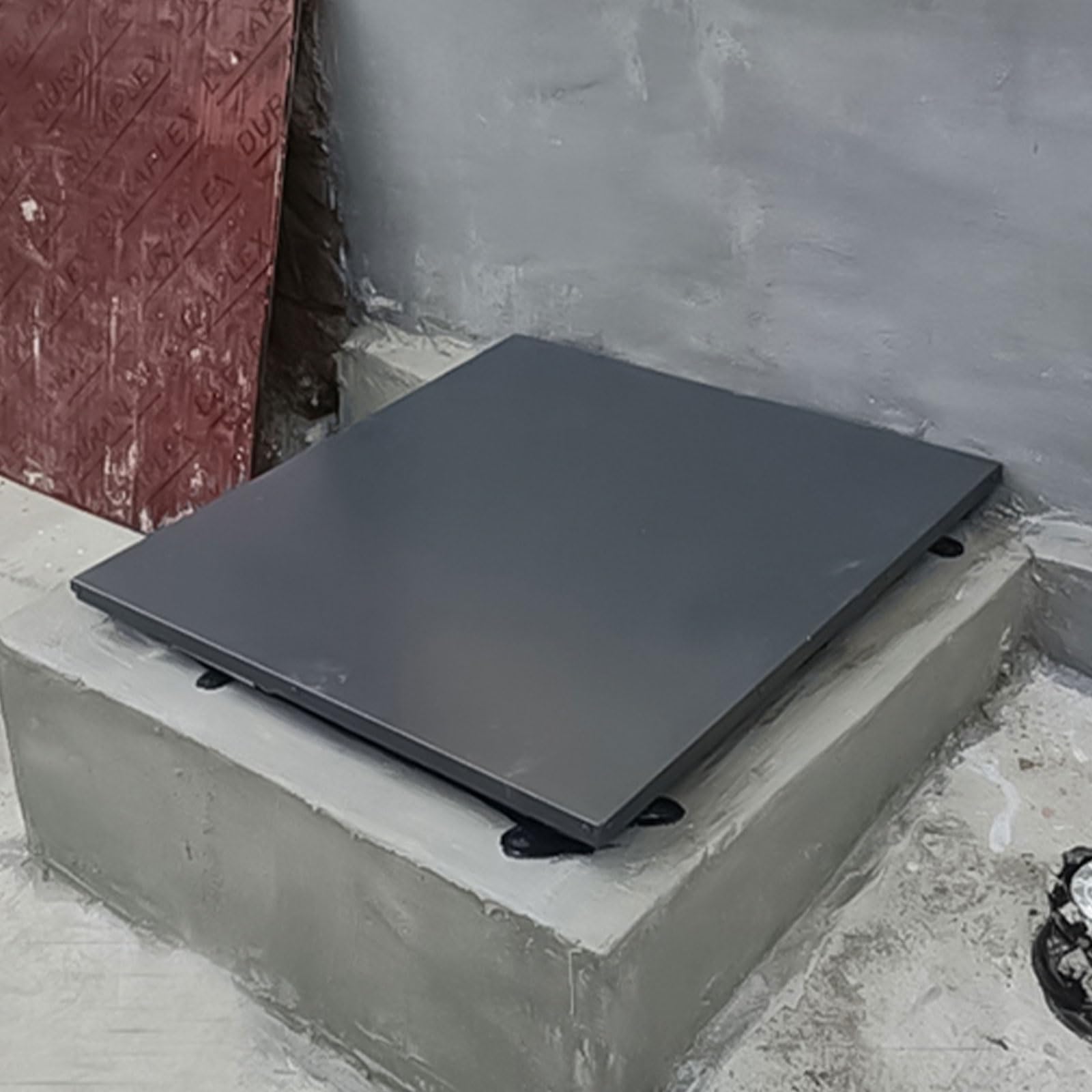 Puerta de acceso a áticos para subir al tejado plano de forma segura