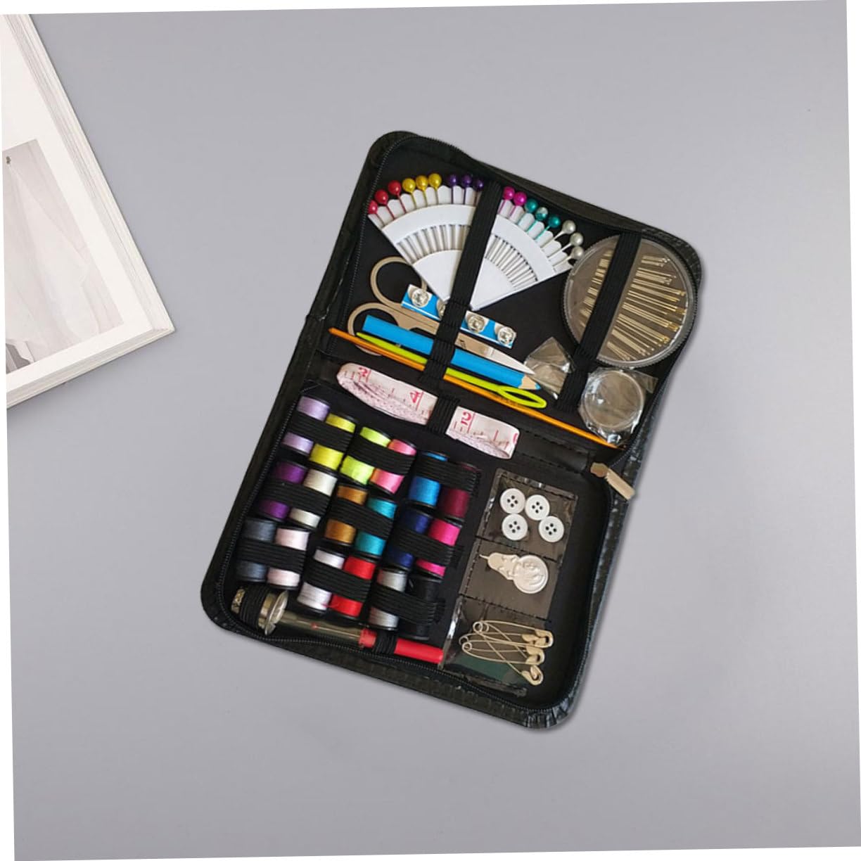 NUOBESTY Kit da Cucito 87 Pezzi Multifunzione Accessori in Pelle Pu, Design Compatto per Riparazioni Quotidiane e Lavori di Cucito a Casa