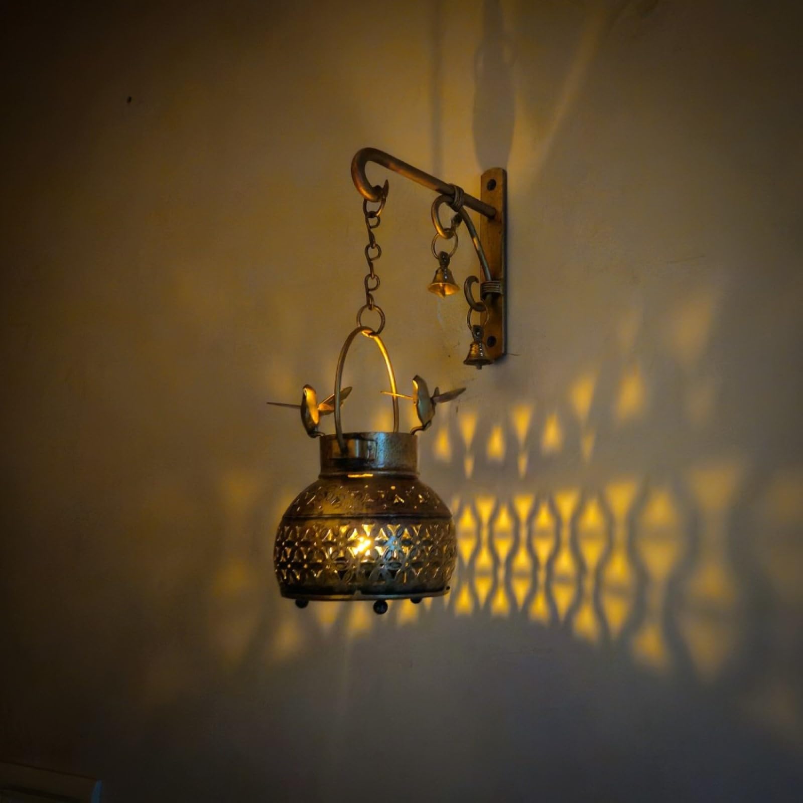 Hanging Bird Tealight Candle Holder with Bracket, Bells and Nails, Metal Wall Mounted Tealight Holder for Decor