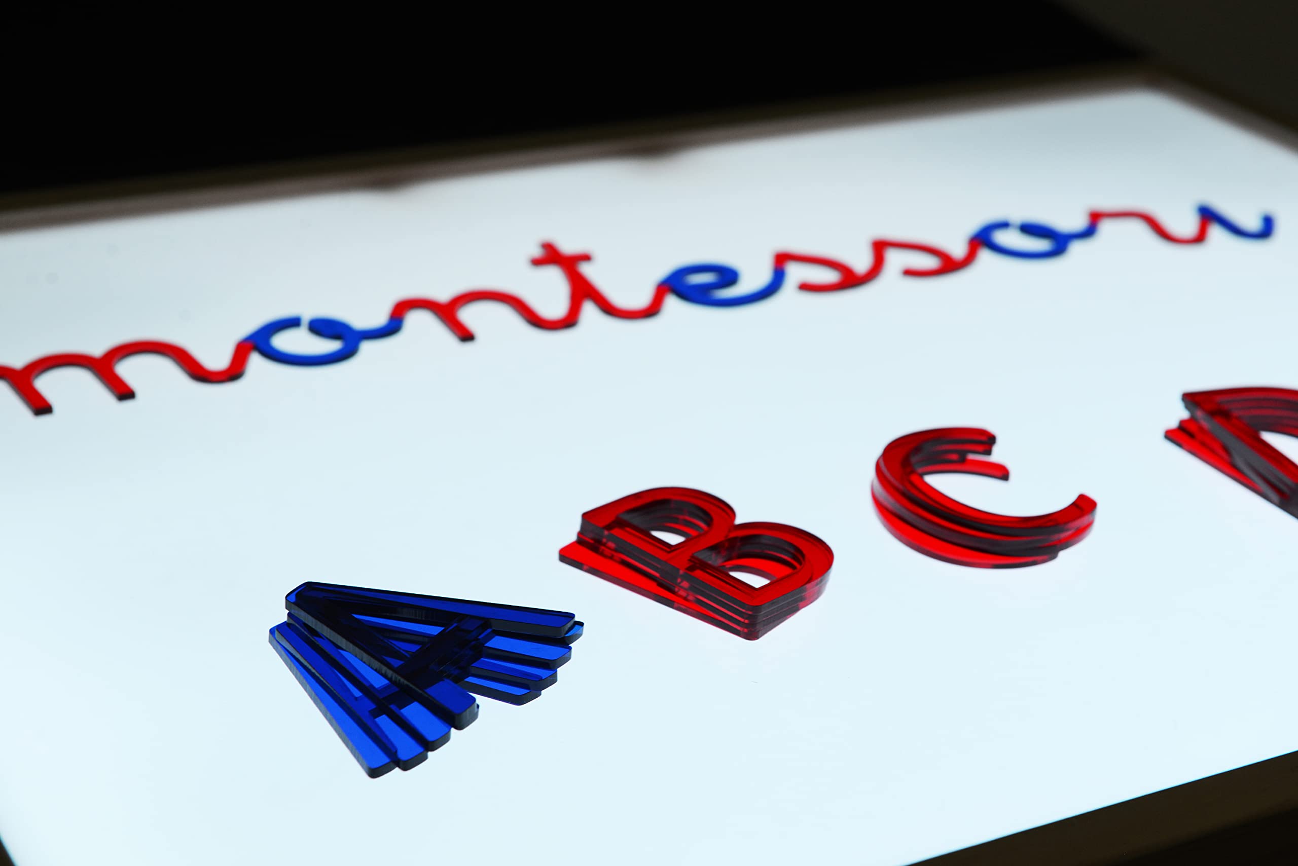 Alfabeto Montessori – Materiale Educativo per Imparare a Leggere e Scrivere | Lettere Trasparenti per Tavolo Luminoso | Sviluppo della Motricità Fine e Coordinazione Occhio-Mano