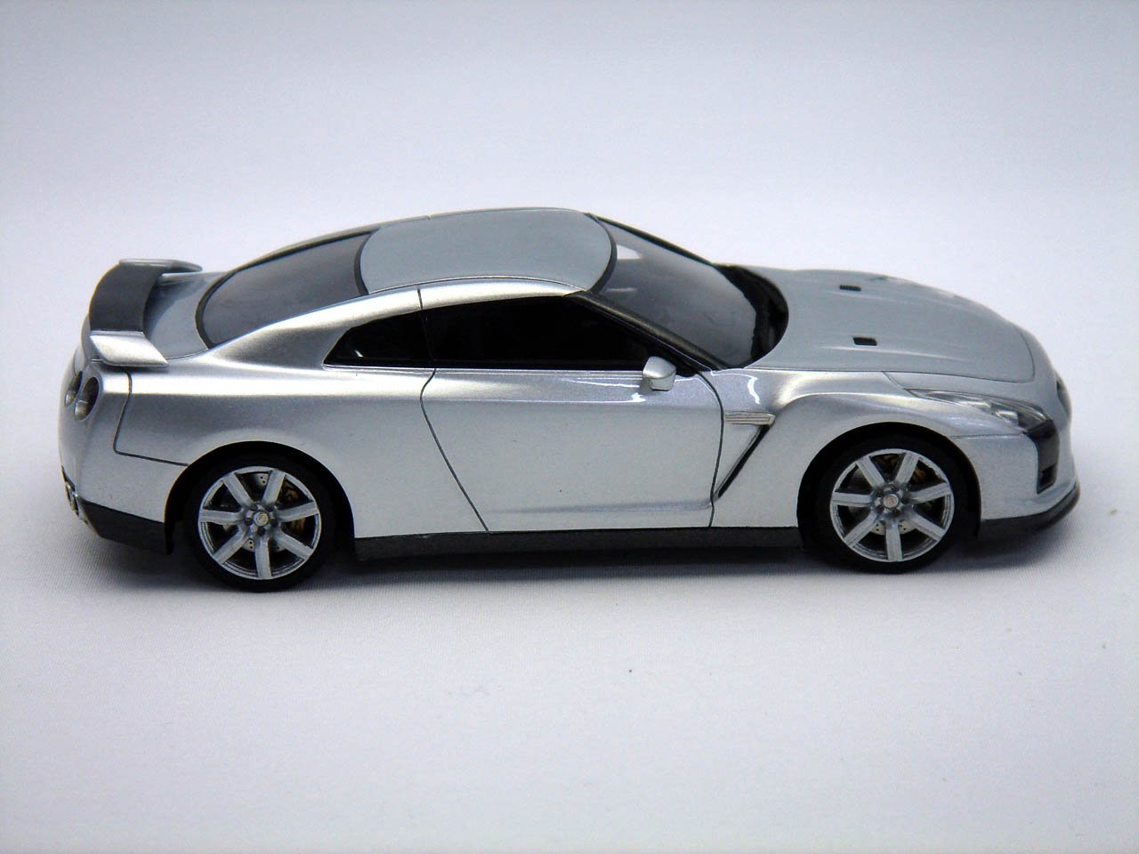 Nissan GT-R シルバーミニカー Amazon | マイルストーン 1/43 ミニチュアカー レジン製 日産 GT-R