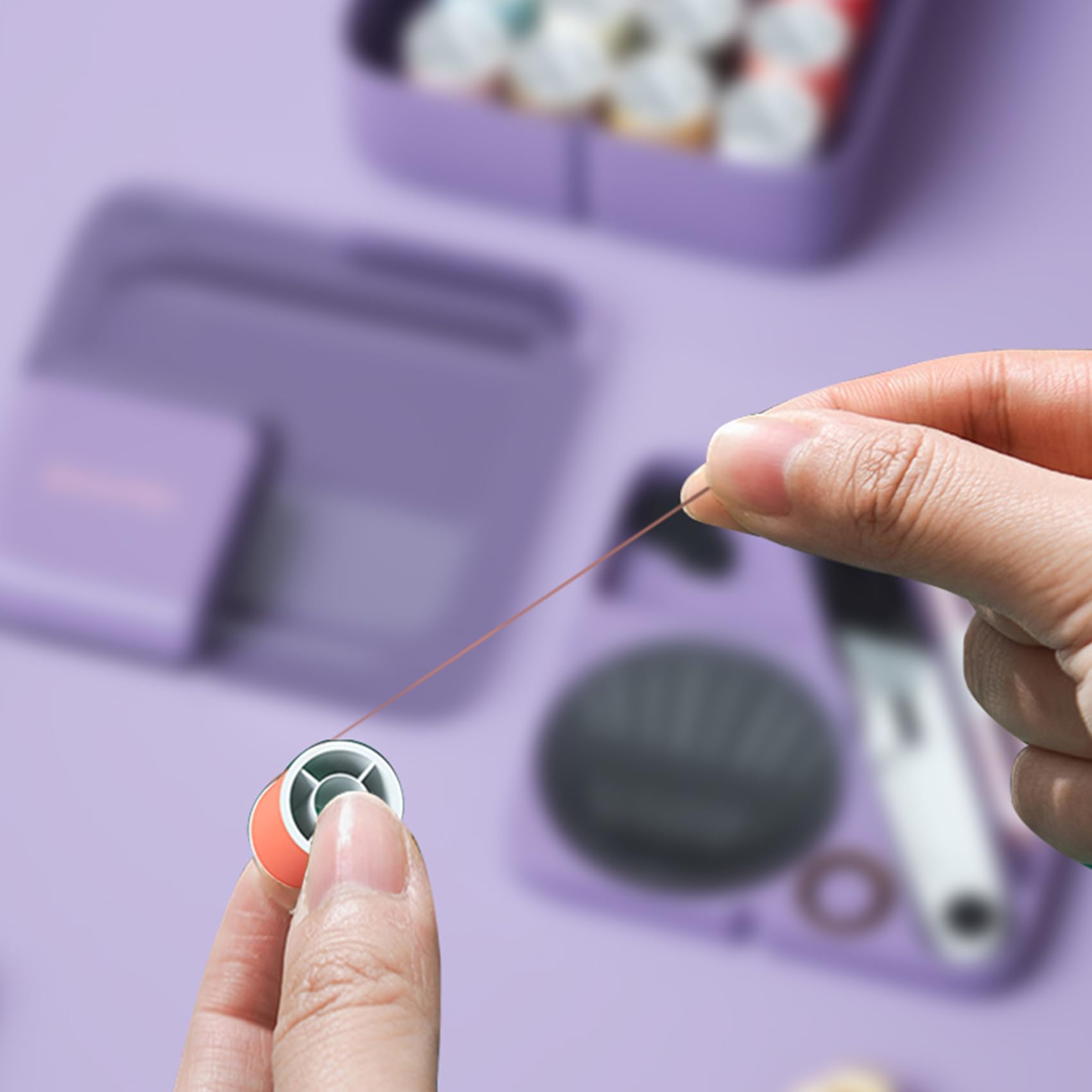 Kit de costura, kit de aguja e hilo con suministros de costura de viaje y accesorios para adultos, niños, principiantes con tijeras, dedal de agujas de coser, hilo, cinta métrica, etc. (morado)