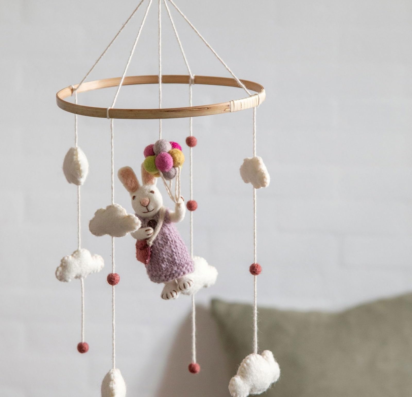 Fatto a mano e certificato Fairtrade | Gry & Sif | Elegante design danese x artigiano nepalese | Baby mobile con coniglio con palloncino in feltro per culla box fasciatoio cameretta dei bambini
