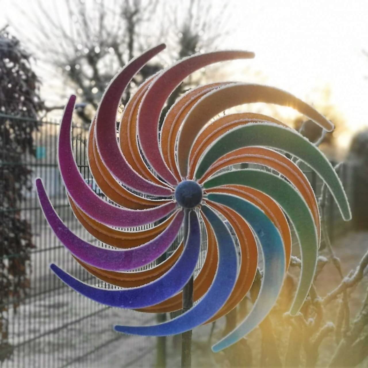 CIM Metalowy wiatrak XL – Kinetic Spinner 60 cm – koło sierpowe – wymiary: Ø 60 cm wysokość całkowita: 195 cm – odporna na warunki atmosferyczne – malowana proszkowo – wyjątkowa dekoracja ogrodowa