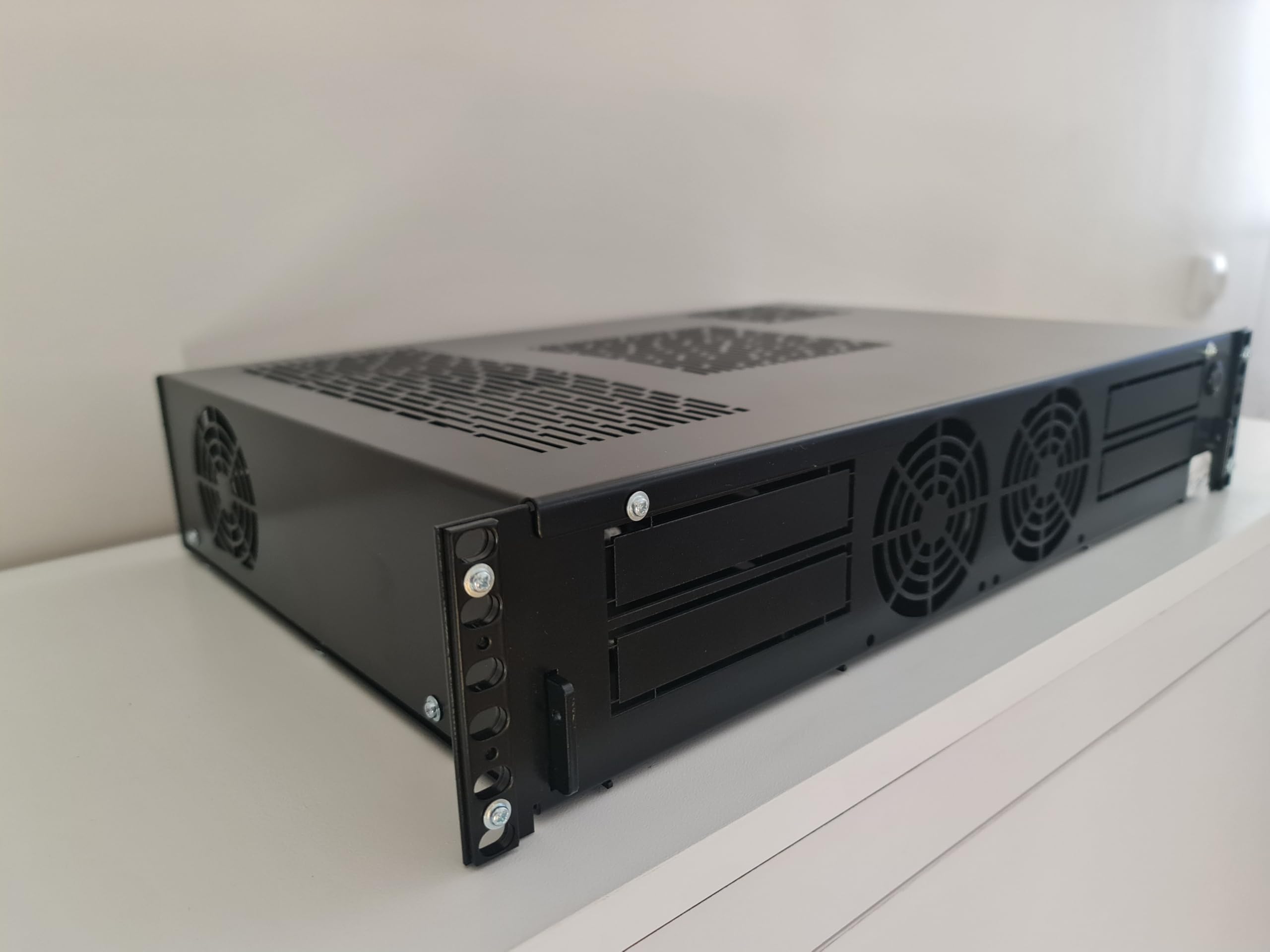 R-CASE 4 - RACK RAL case 19 pulgadas, tamaño 2U, ATX o mATX + GPU, recubrimiento en polvo, FAN 80x80
