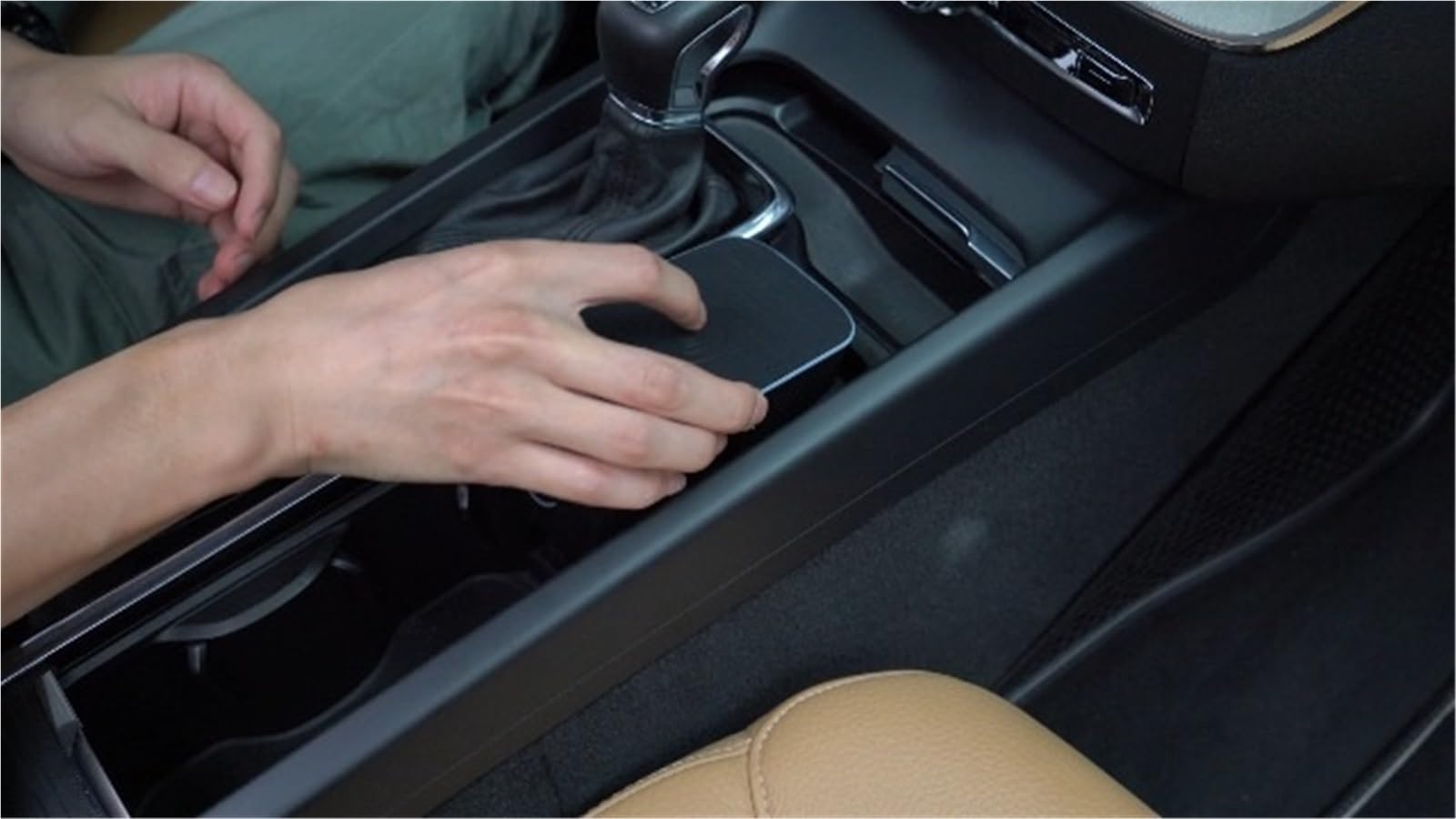 15 W Szybka bezprzewodowa ładowarka samochodowa Uchwyt QI Bezprzewodowy panel ładujący Telefon Podkładka ładująca, dla VOLVO, XC90, XC60, S90, S60, V90, V60 Dostarczany z bezprzewodowym panele