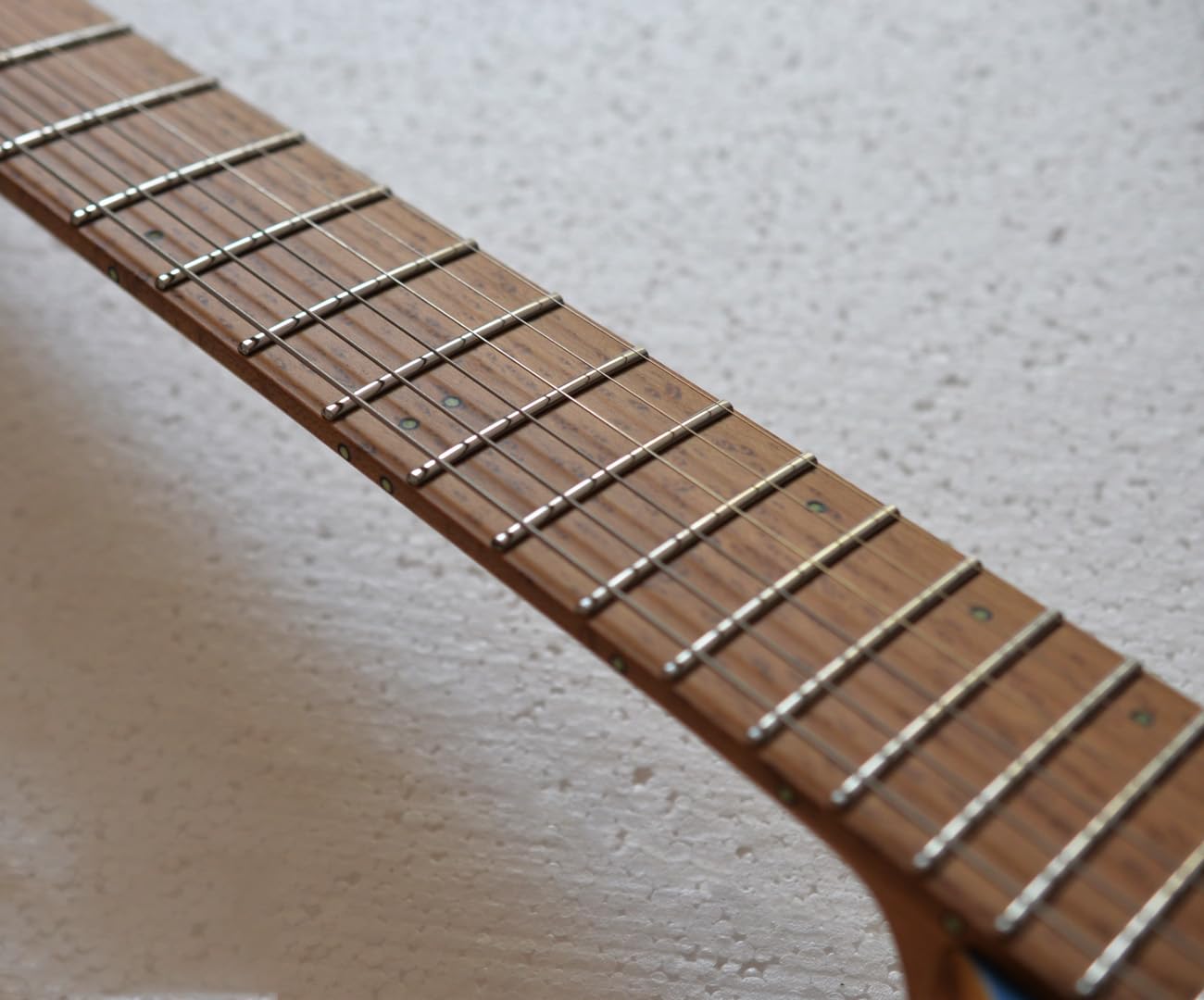 Amazon | 2024 ファンフレット6弦ヘッドレスエレキギターブルー