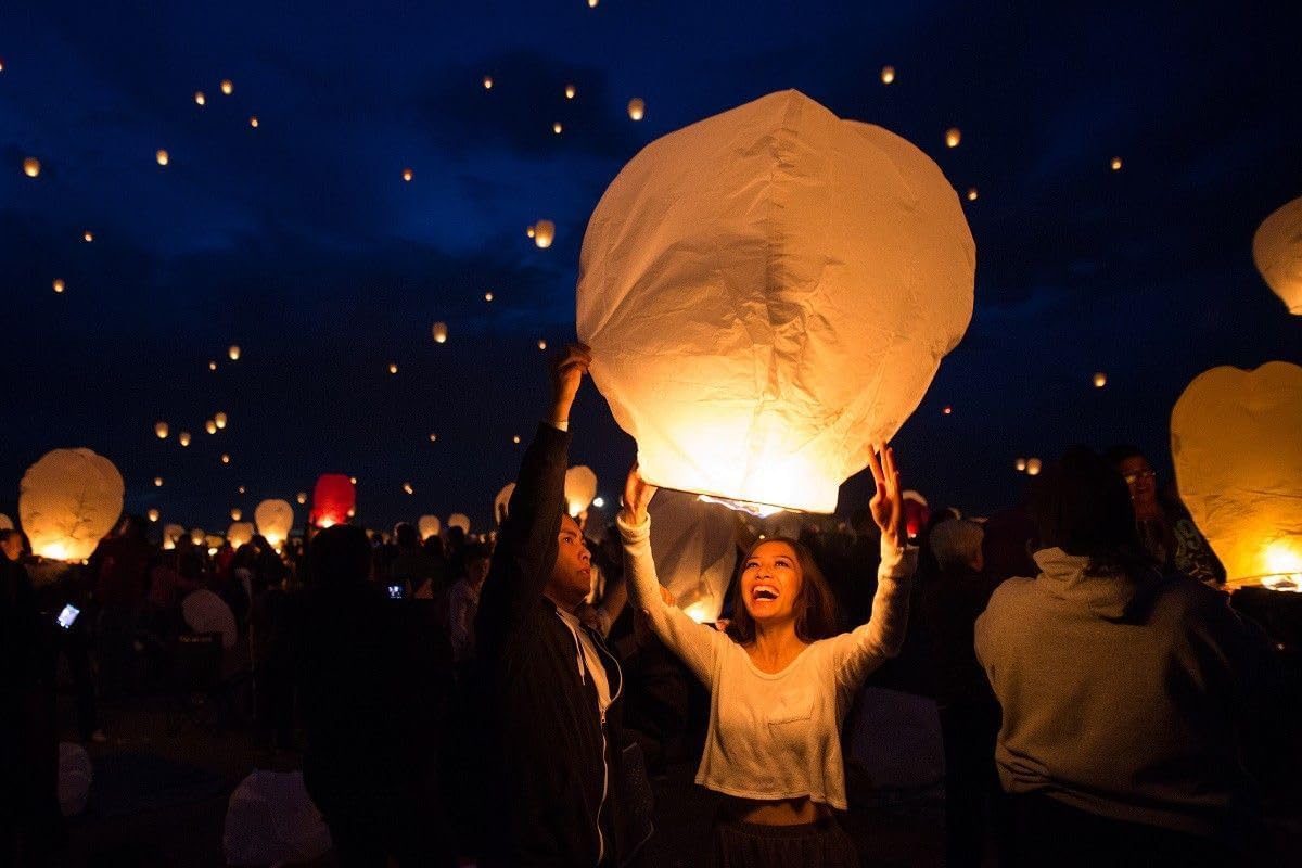 10Pcs White Round Paper Lanterns for Home Decor, Hanging Paper Lamps Have Excellent Decorative Effects and can Bring a Warm and Romantic Atmosphere to Spaces to Meet Decorative Needs.