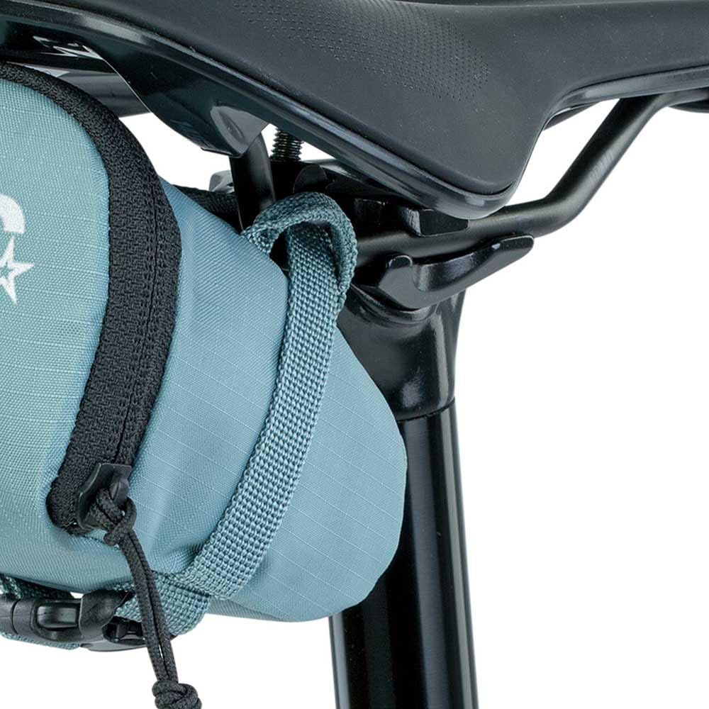 EVOC SEAT BAG Torba na siodło zapewniająca więcej miejsca do przechowywania na sztycy podsiodłowej (pojemność 0,3 l, wyjątkowo lekka, odblaskowe logo, akcesoria rowerowe), stalowo-szara