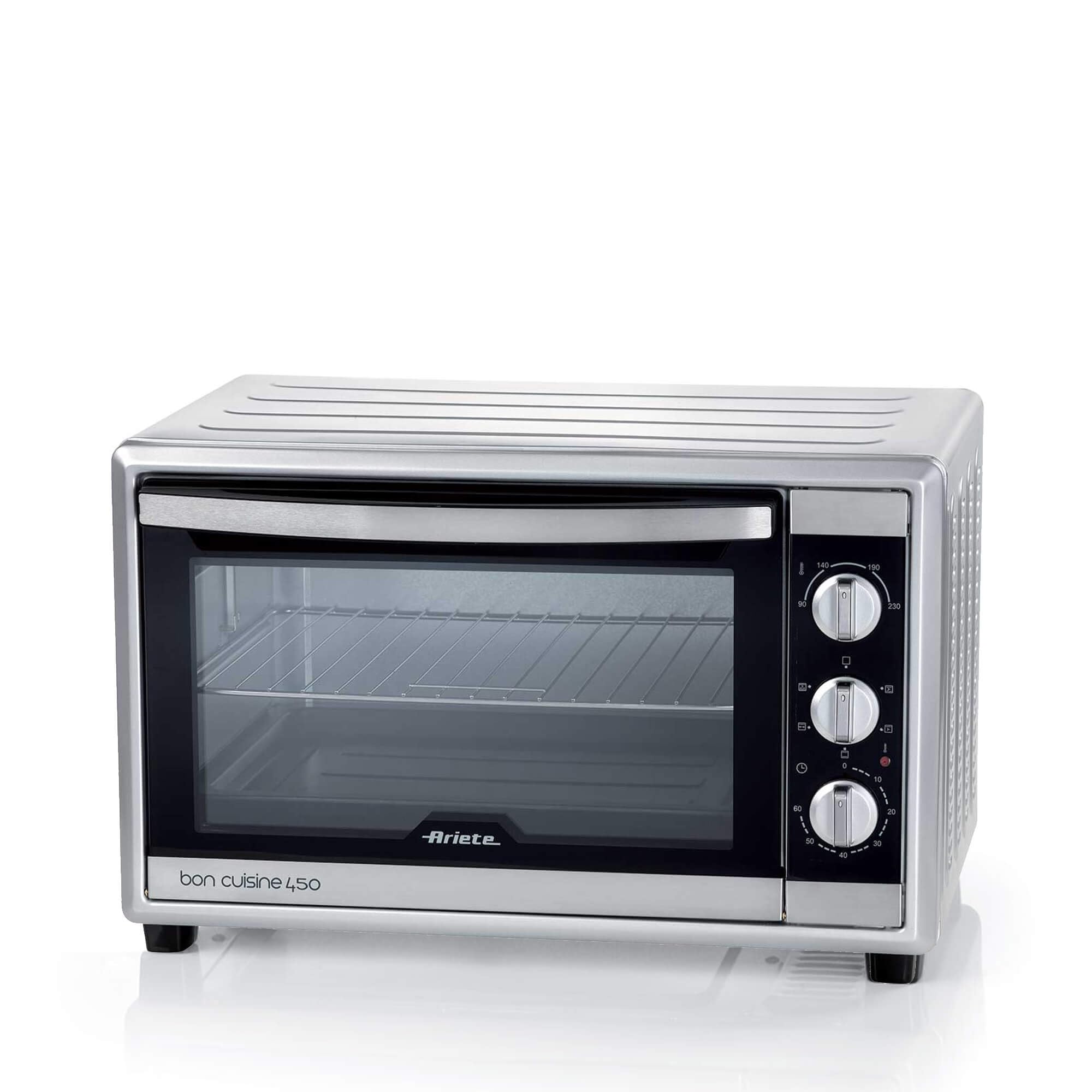 Ariete 986 Bon Cuisine 450 oven with a rotisserie chicken and roasted potatoes inside.