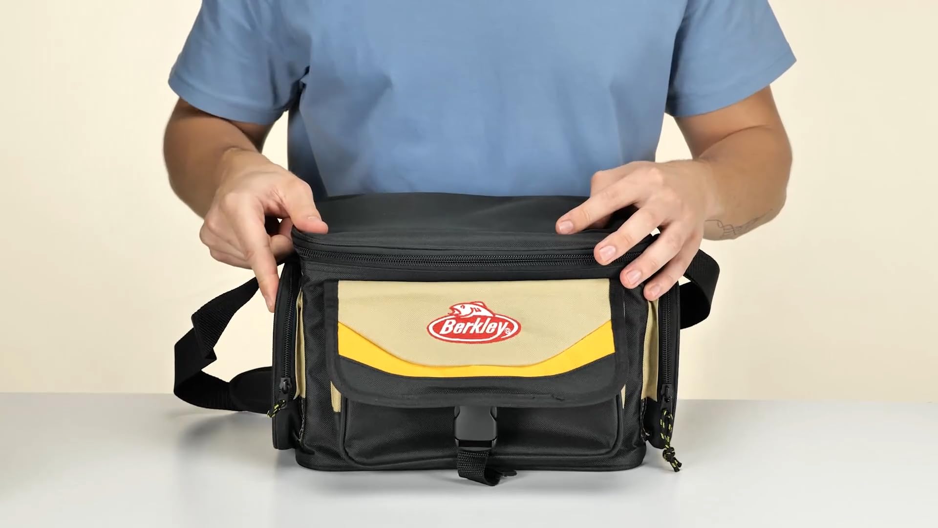 Berkley System - Practica Borsa da Pesca con 4 Scatole per Esche da Pesca e Scatole per Attrezzatura da Pesca con tracolla imbottita