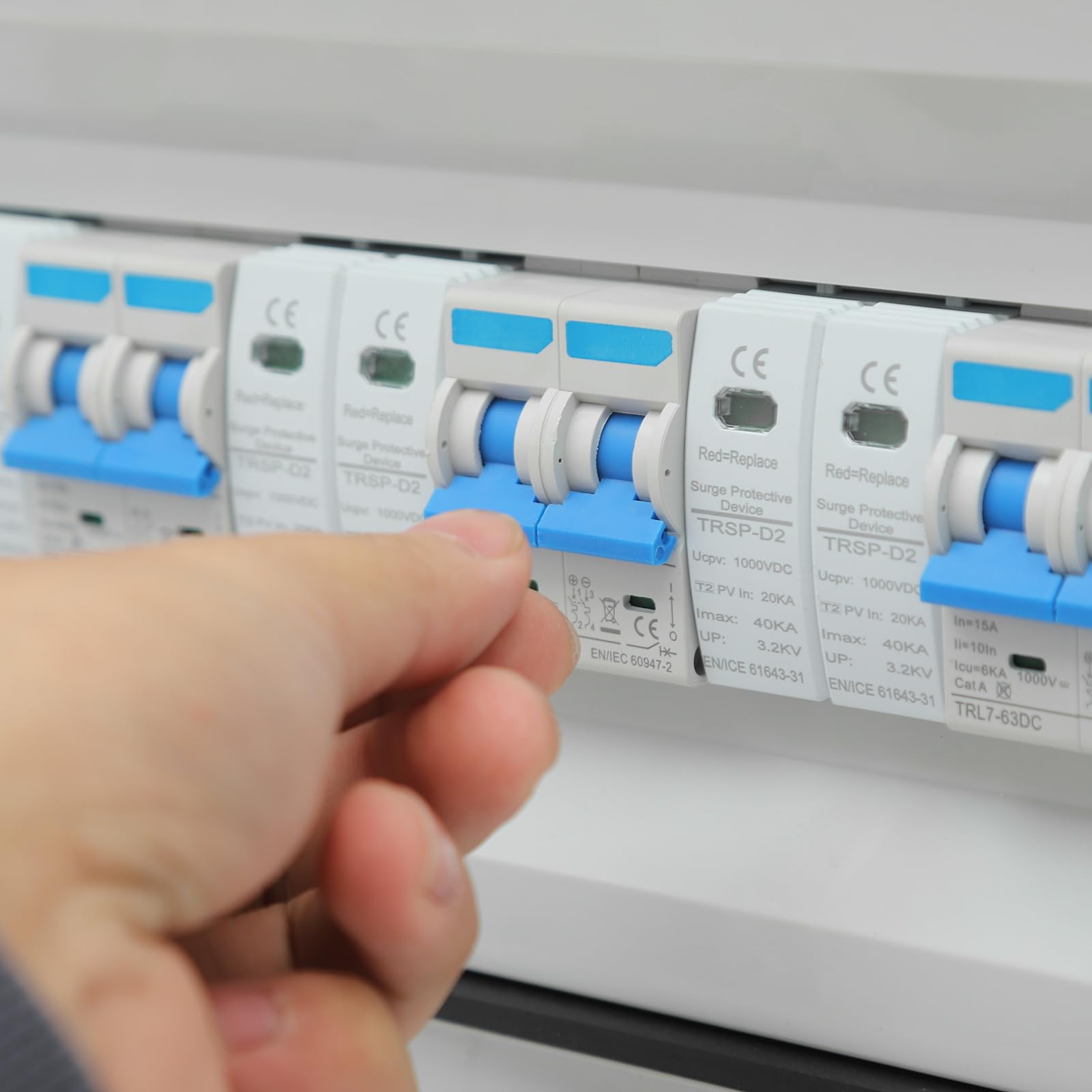 Überspannungsschutz PV, PV DC 1000V -15A Trennschalter PV Anlage, DC-Solaranschlusskasten IP65 Wasserdicht für Wohnmobile Off-Grid Systeme (4 Eingänge, 4 Ausgänge)