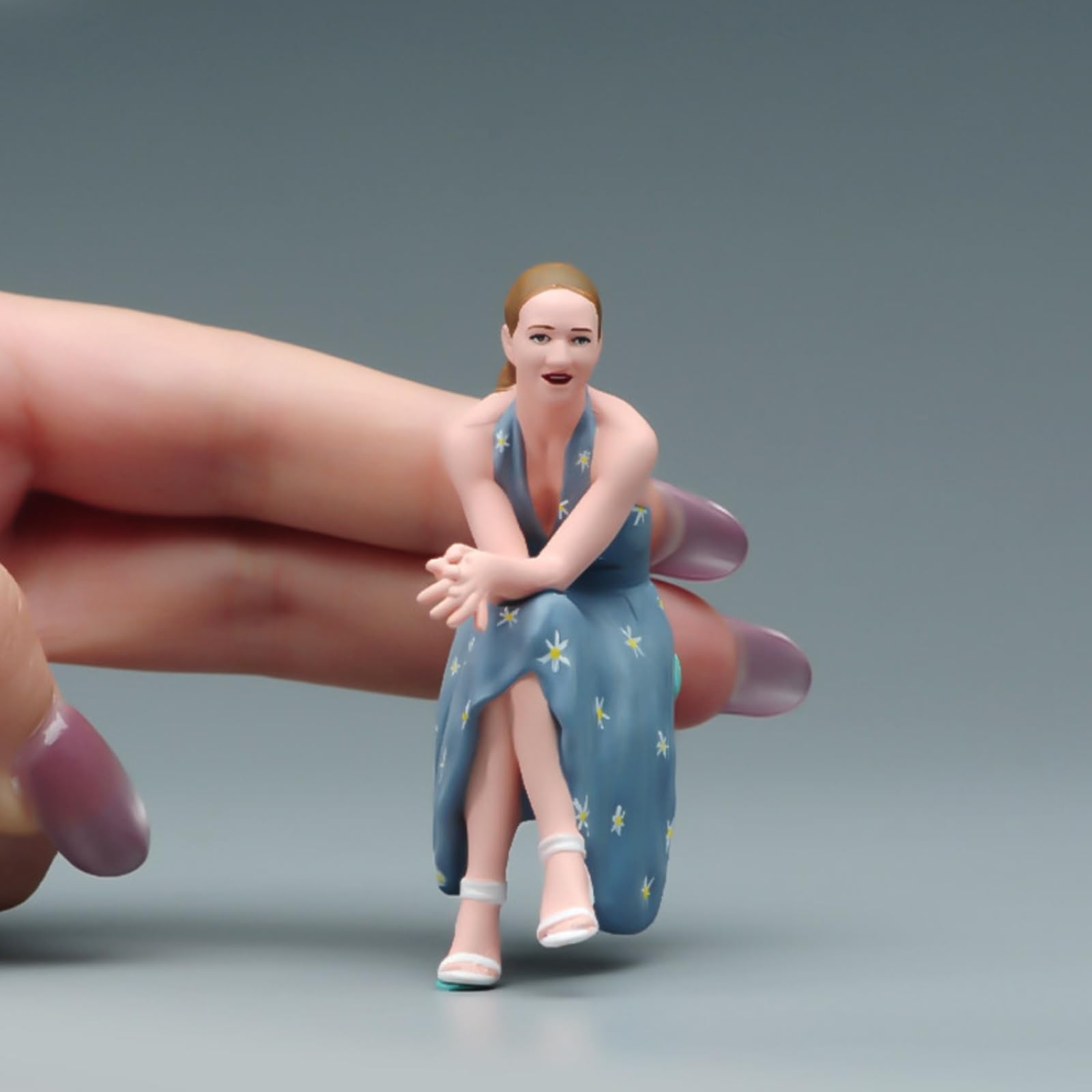 Miniaturfigur Frau Sitzend Resinfigur Dekorationsfigur Sammlerfigur Ruhige Sitzhaltung Feines Finish für Kabinett Tischplatte Leseecke Geeignet