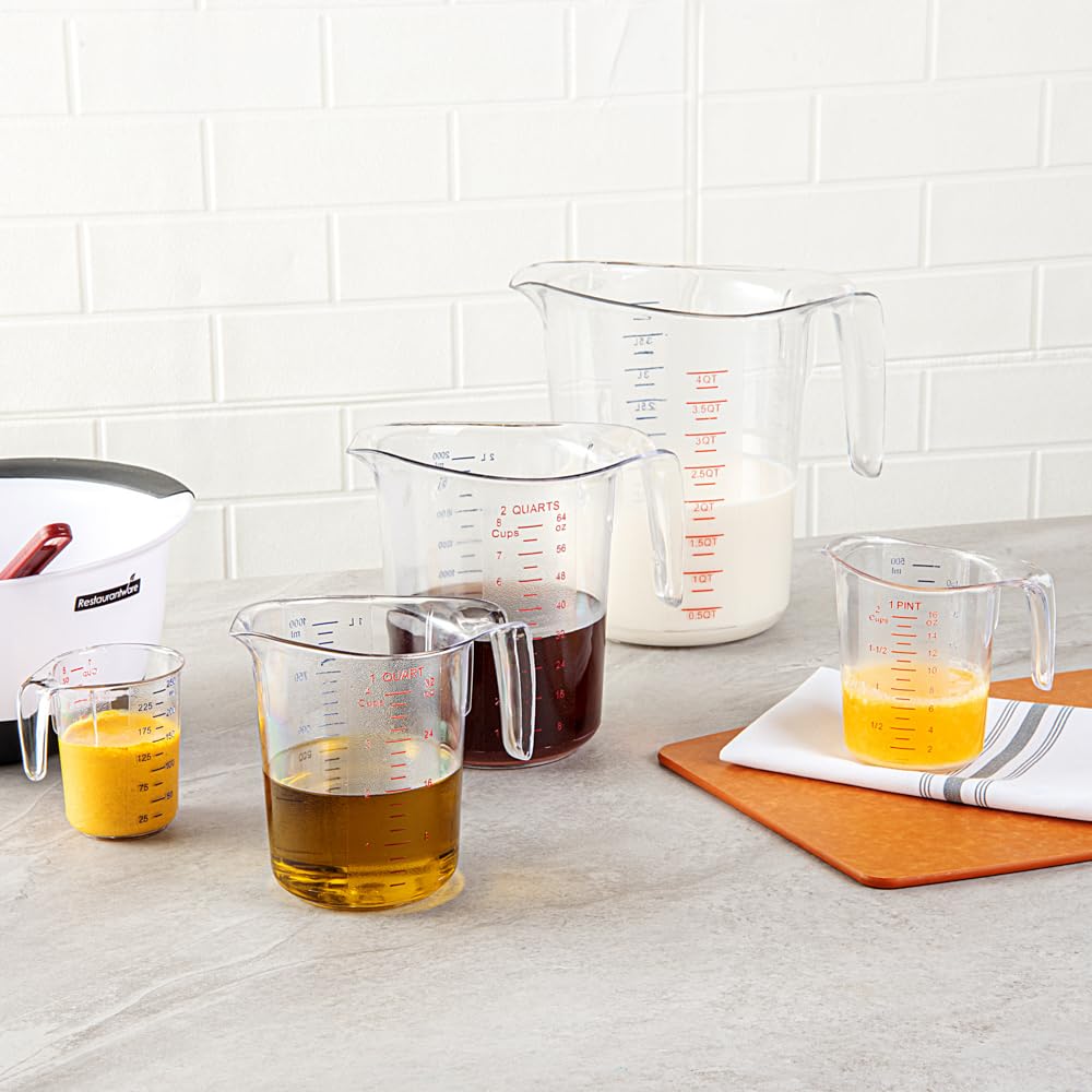 Restaurantware RW Base - Tarro medidor de 1 cuarto de galón, 1 vaso de medición duradero, unidades métricas e imperiales, boquilla en forma de V, mango de taza medidora de plástico transparente con