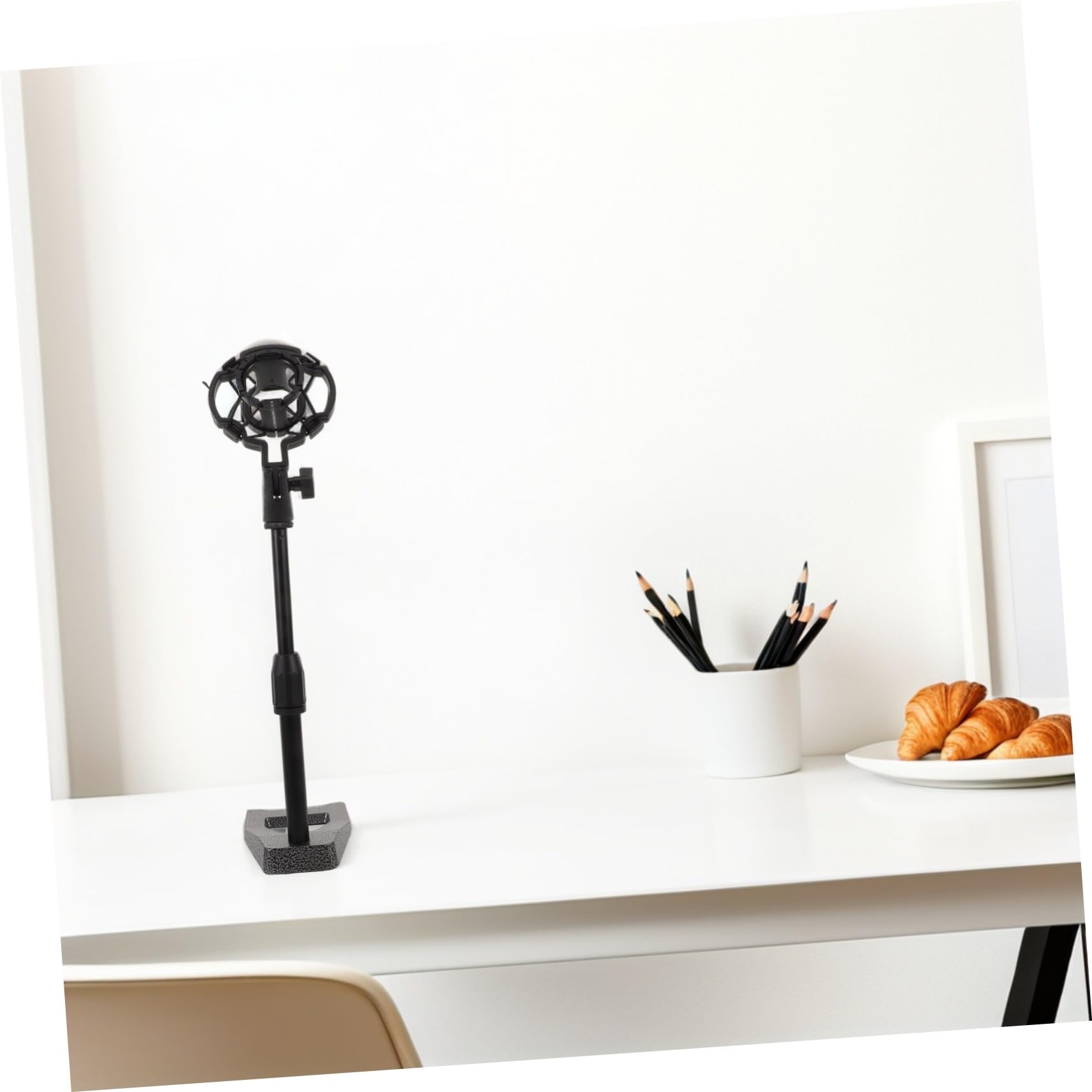 Supporto Microfono da Tavolo Nero in Metallo Base Zavorrata | Altezza Regolabile, Clip Antivibrazione in Plastica, Design Compatto e Portatile per Streaming e Produzione Musicale