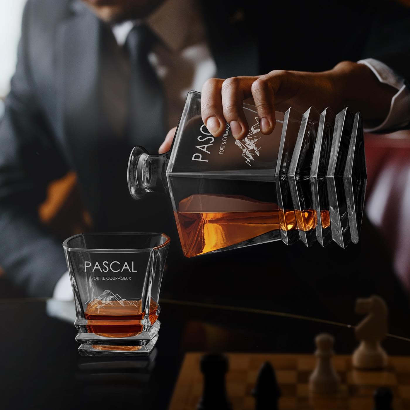 Maverton Décanteur et 6 verres pour ami - Produits en verre géométrique - Ensemble personnalisé pour homme - Set à whisky gravé pour mari - Whiskey set - Pour anniversaire - Fort