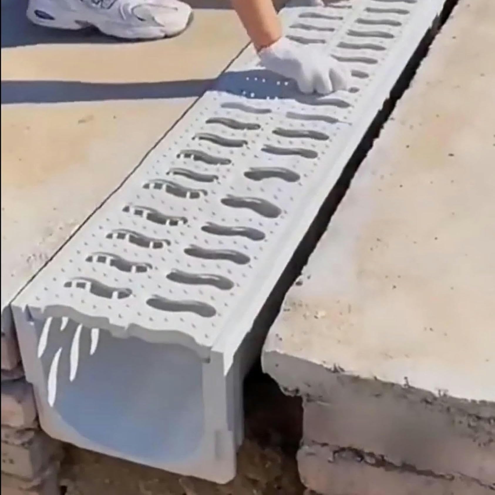 Caniveau exterieur pour drainage de sol de balcon et terrasse saine en automne
