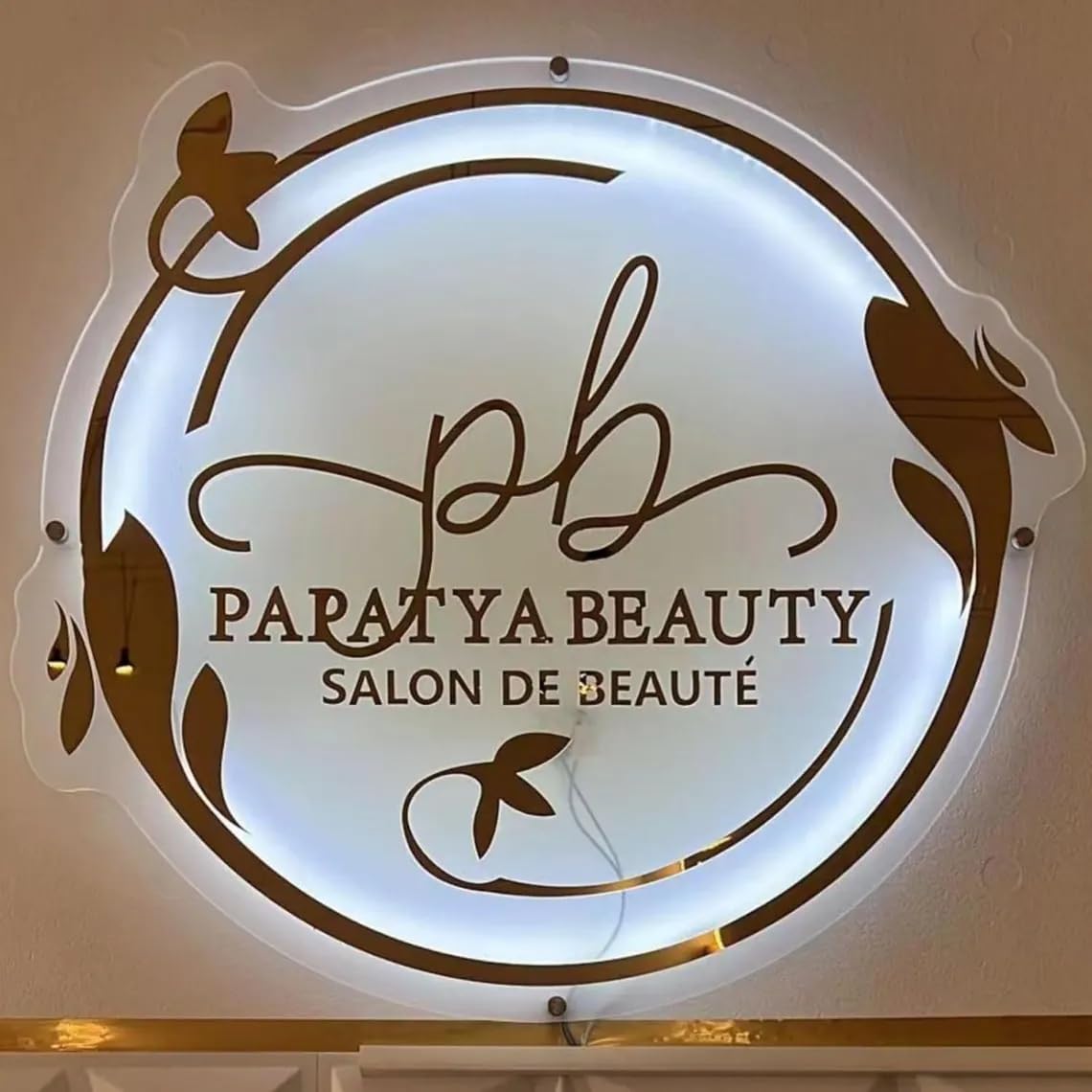 Individuelles Neon-Logo-Schild für Unternehmen Personalisiertes Acryl-Hintergrundbeleuchtungsschild Metall-Schwebelogo für Laden, Beauty-Salon, Nagel- und Haarstudio Wanddekoration