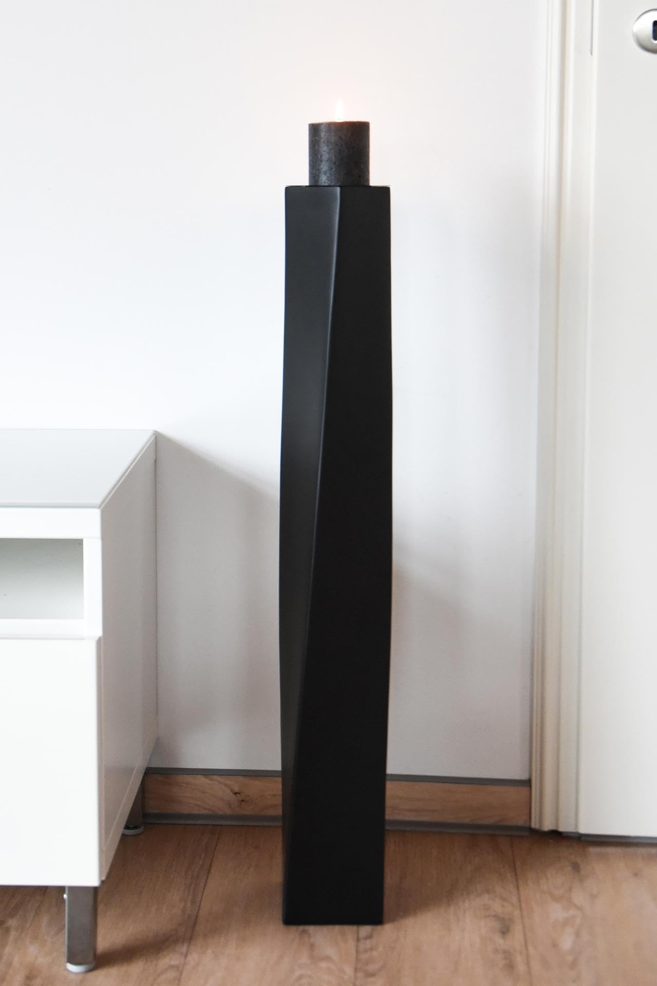 VIVANNO Kerzenhalter HYDRON Schwarz Matt - Moderner Metall Kerzenständer | Design Bodenwindlicht aus Metall für Stumpenkerzen bis 7 cm, auch als hohe Bodenvase für Trockenblumen und Deko nutzbar