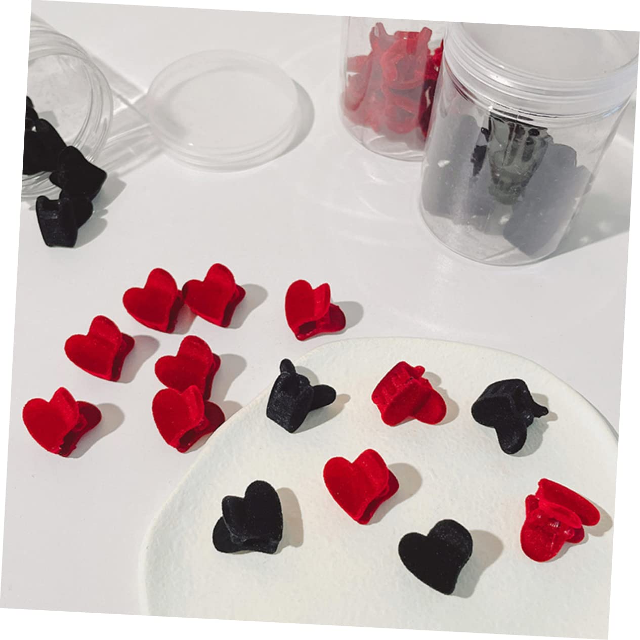 Gatuida Lot de 16 Mini Pinces à Cheveux en Tissu Rouge Motif Cœur et Tête de Lapin, Accessoires Décoratifs et Maintien Sécurisé pour Routine Beauté du Matin