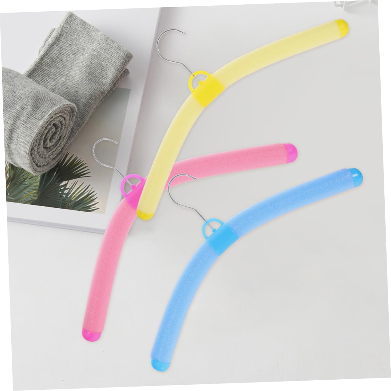 12 Stück Teiliges Bunte Kunststoff Kleiderbügel Biegsam und Robust für Erwachsene und Vielseitig Einsetzbar Kleidungsgeschäften und Kleiderschränken Farbenfrohe Aufbewahrungslösung
