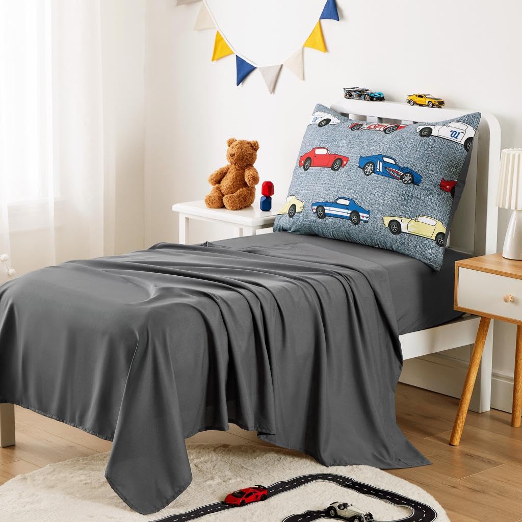 Wake In Cloud - Juego de ropa de cama para niños pequeños, juego de cama suave de 4 piezas para cuna que incluye edredón, sábana bajera, sábana encimera y funda de almohada, coches de carreras