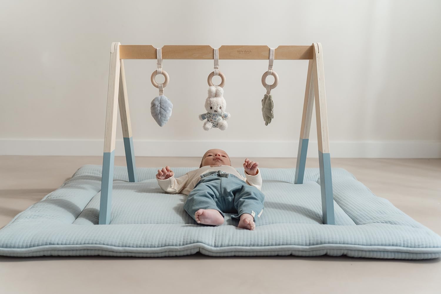 nijntje miffy x Little Dutch Holz Baby Gym Spieltrapez Spielbogen Holz inkl. Anhänger Hase Miffy blau - Lucky Leaves