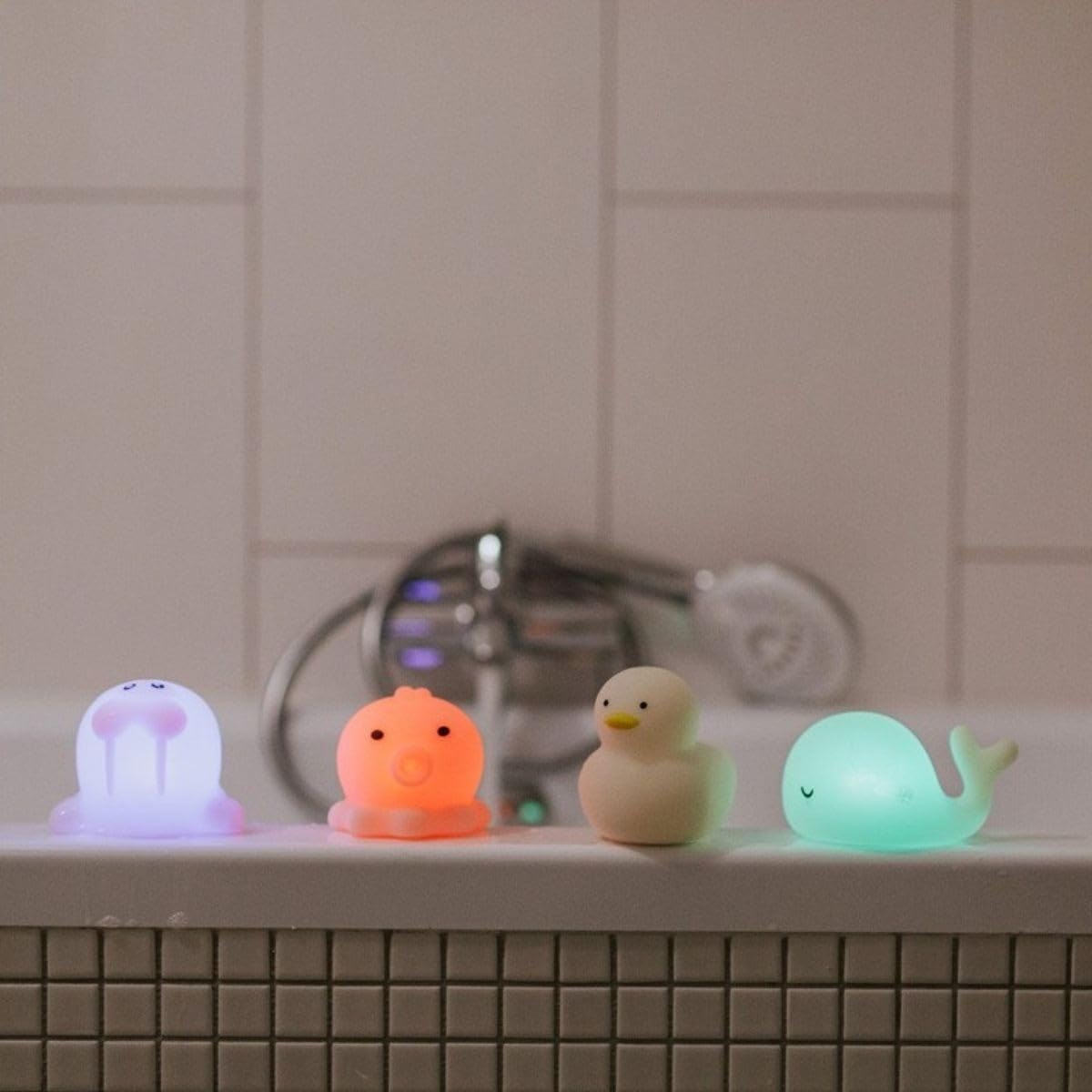 Set de 4 Veilleuses LED Animaux Marins - Éclairage RGB Changeant - Étanches IP67 - Jouets Flottants en Silicone pour Bain et Décoration
