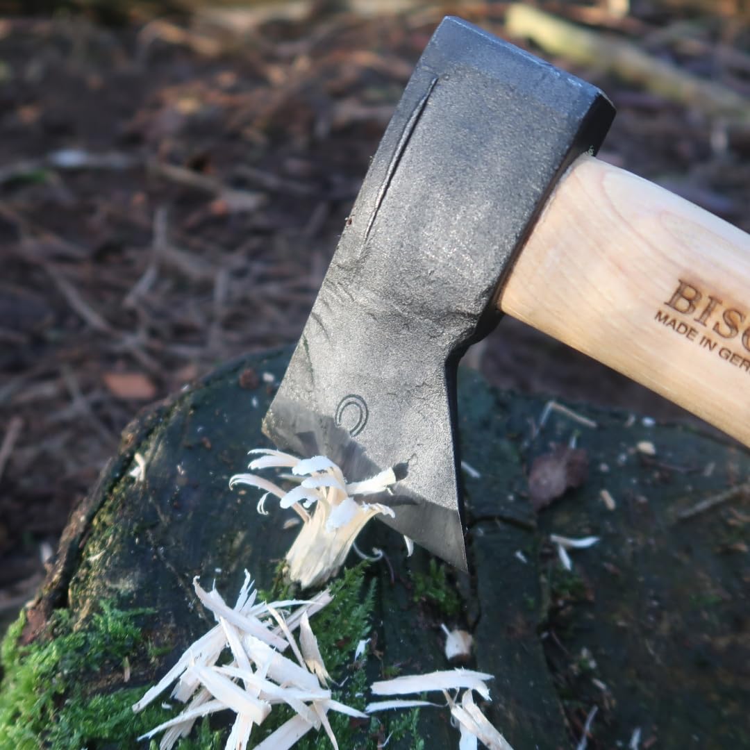 Bison 1879 Trekkingbeil, Minibeil, Outdoorbeil, 500 gr., handgeschmiedet für Camping Bushcraft und Outdoor, Hickorystiel 330mm