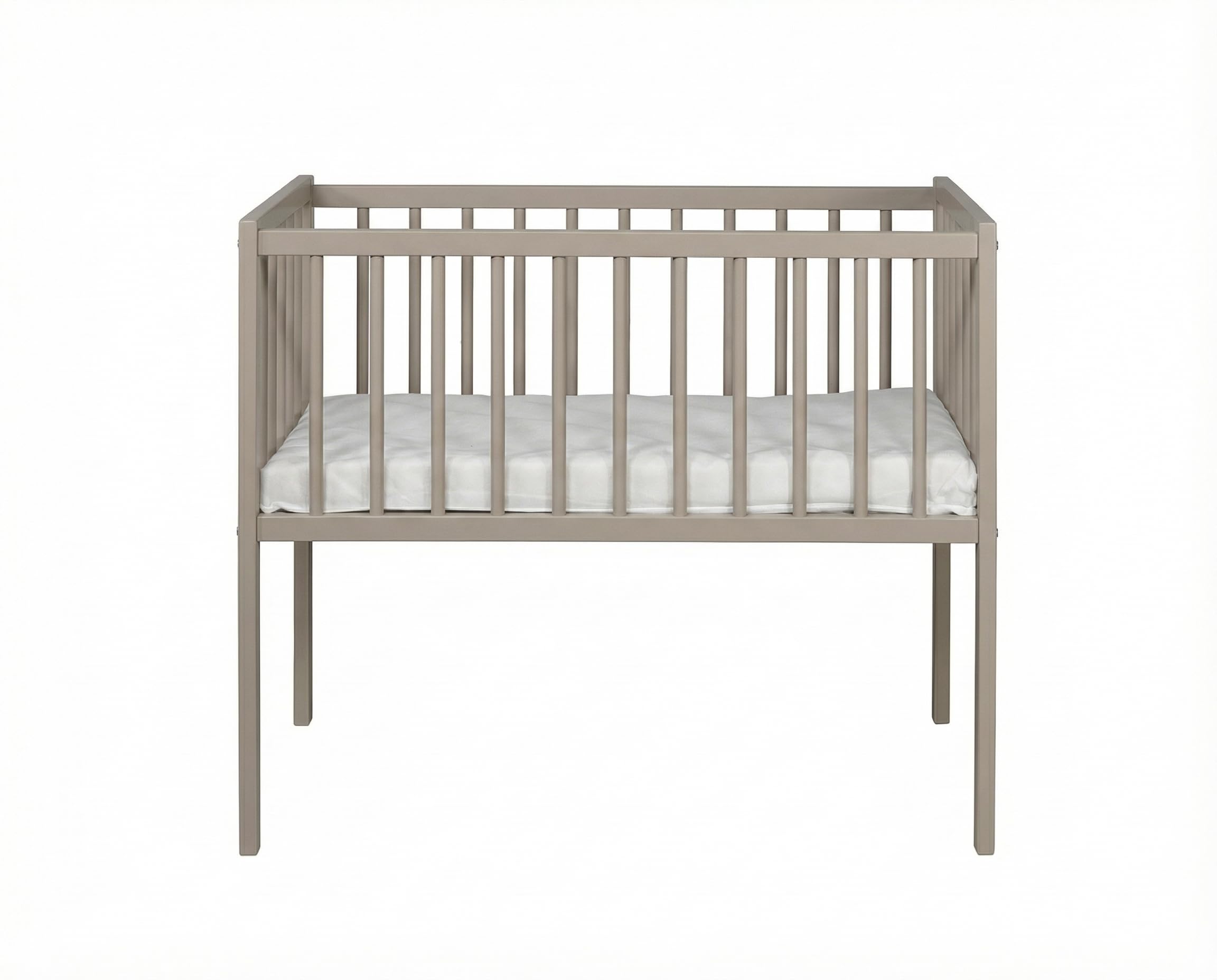 Beistellbett Baby 80x40 cm Charlie – Massives Buchenholz – inkl. Matratze & Befestigungsgurt – Absenkbare Seite – Babybett Taupe