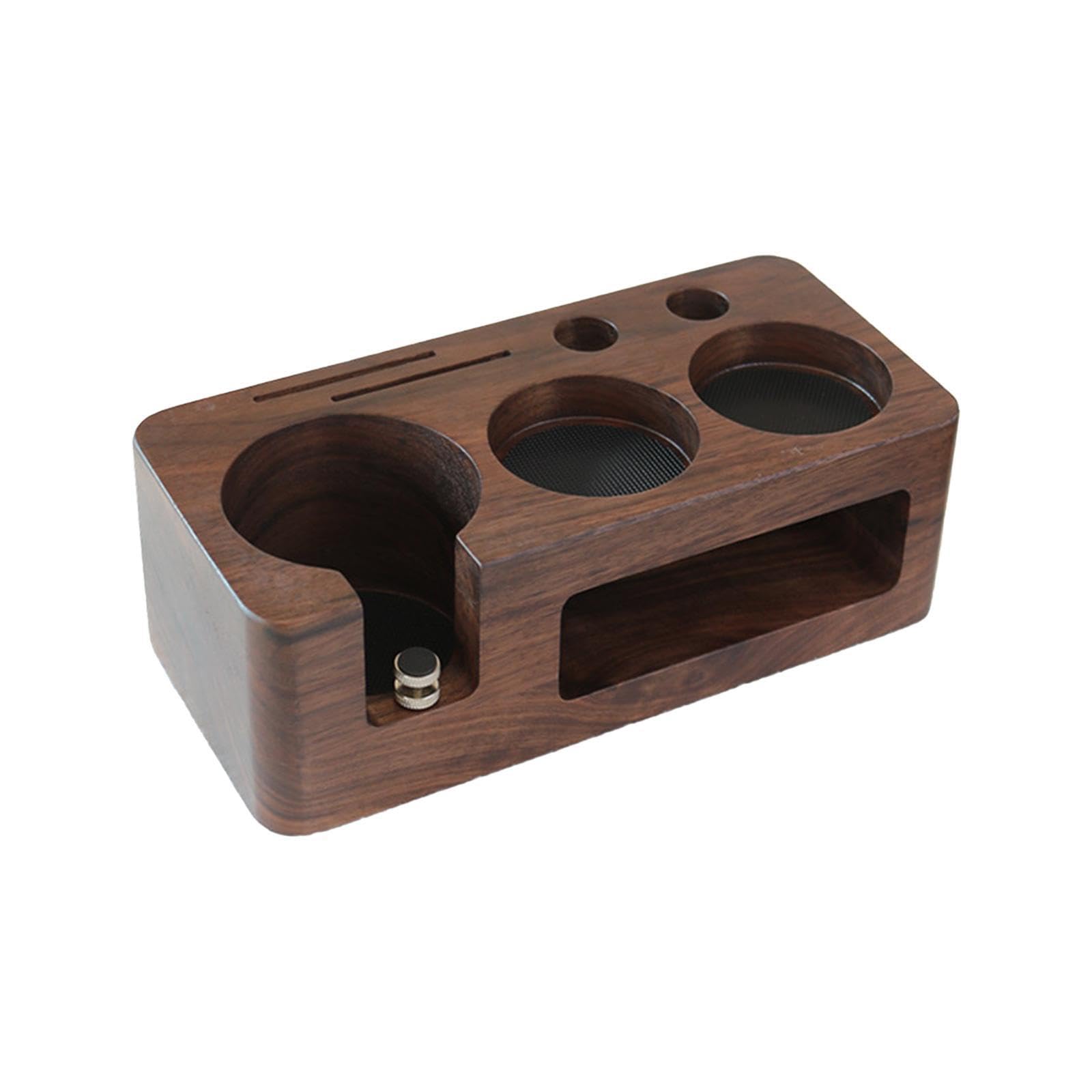 Kaffeetamperstation mit Rutschfester Matte, robustem Holzständer, einzigartigem Siebträgerhalter und Kaffeezubehör.