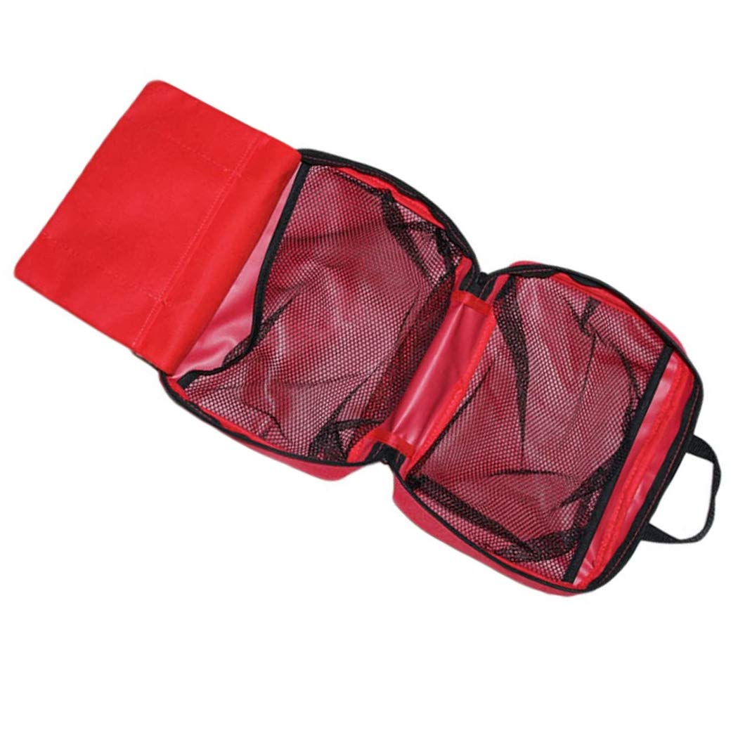 Trousse De Premiers Soins Isolée Sur Fond Blanc. Sac Rouge Pour L
