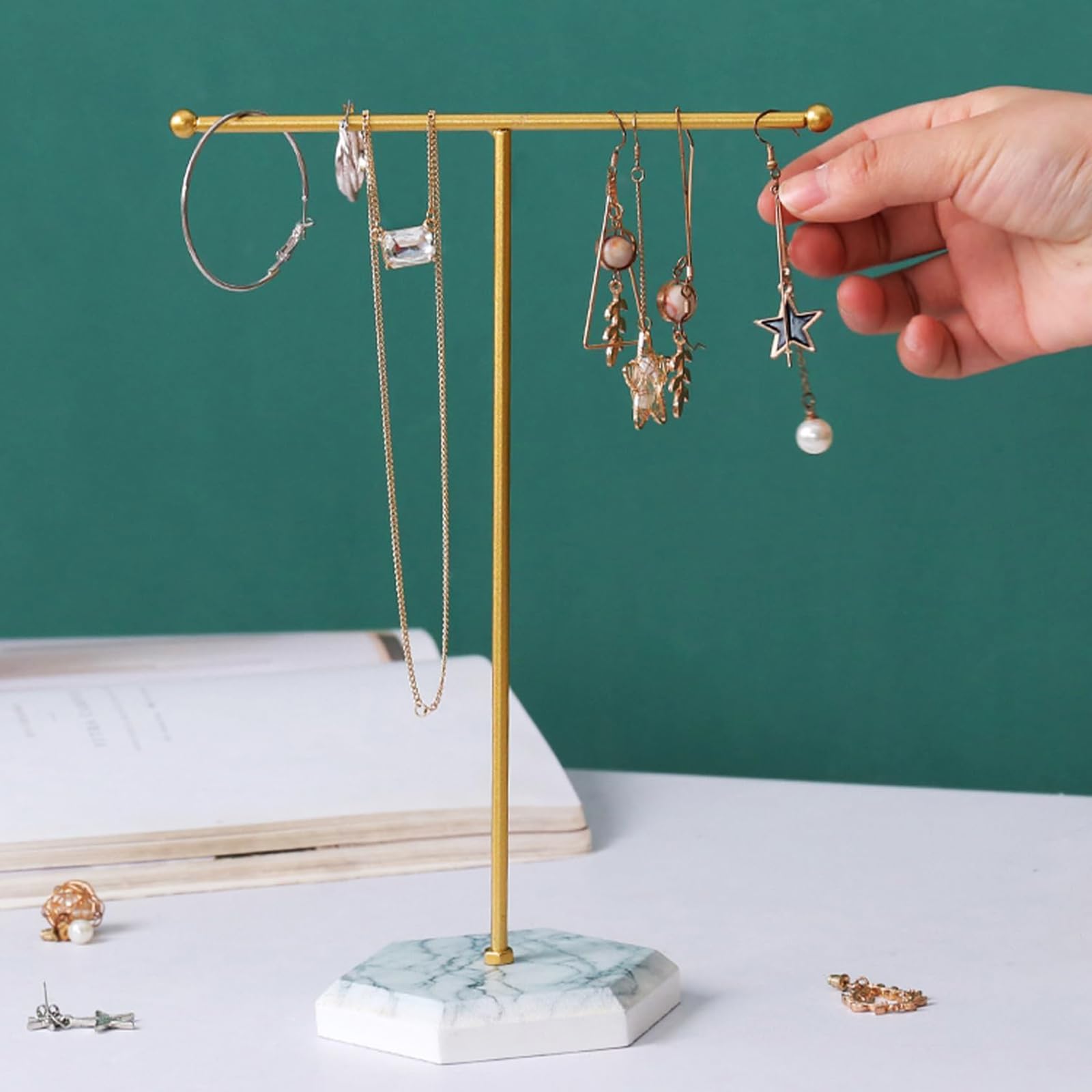 Portagioielli A Forma Di T In Metallo - Espositore Per Collane E Orecchini, Base Bianca Con Asta Dorata 26x18.5cm - Foto 4