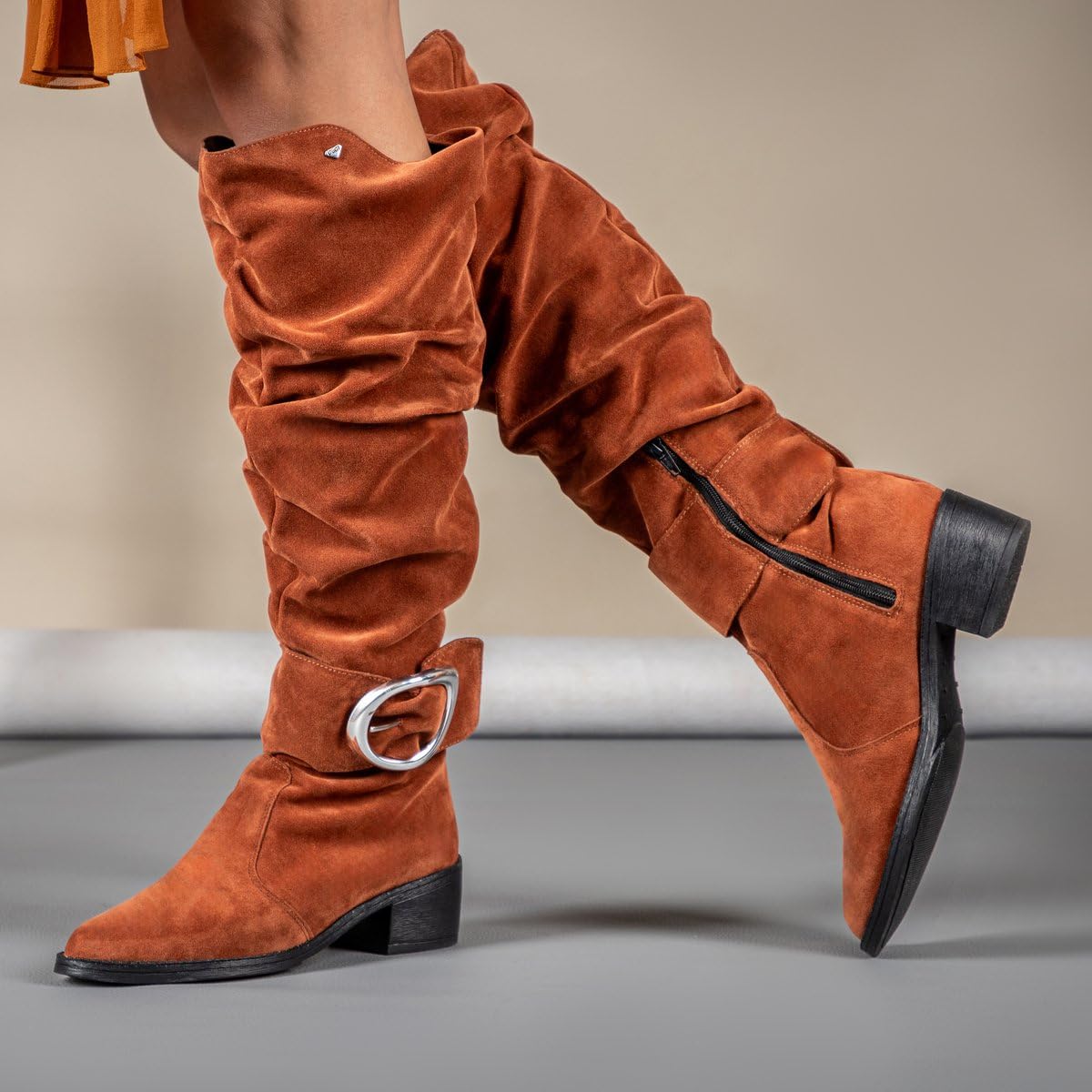 Bota Montaria Em Camurça Cano Longo Enrugado 220-GG em promoção! Veja a oferta e mais achadinhos de Botas 4 Hoje é o melhor dia para comprar Bota Montaria Em Camurça Cano Longo Enrugado 220-GG com aquele preço maroto! Promoção! Aproveite a oferta! 4