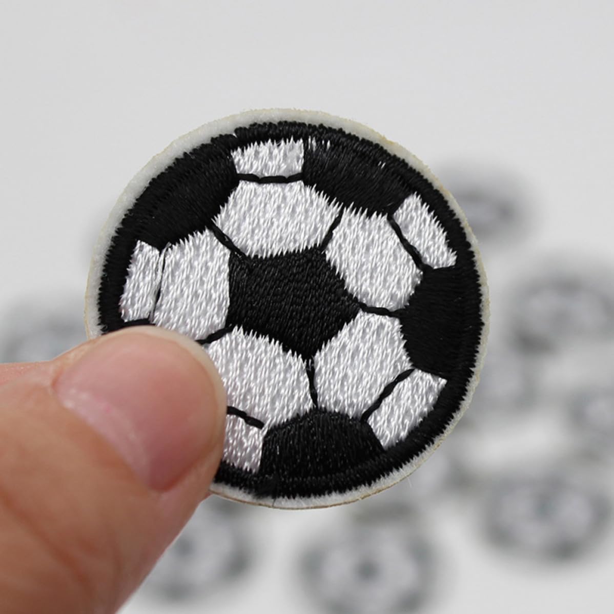 10 Parches Bordados de Fútbol Ideales para Manualidades y Proyectos de Arte DIY, Cubre Agujeros Fácilmente para Coser en Ropa y Bolsos de Tejido