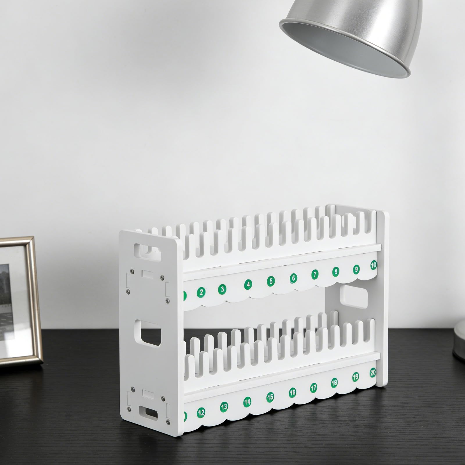 Healeved Supporto per Telefono Cellulare da Scrivania Bianco a 2 Strati 15 Scomparti, Organizer Multiutente per Ufficio e Aule Scolastiche, Display Protettivo per Smartphone Angolazione