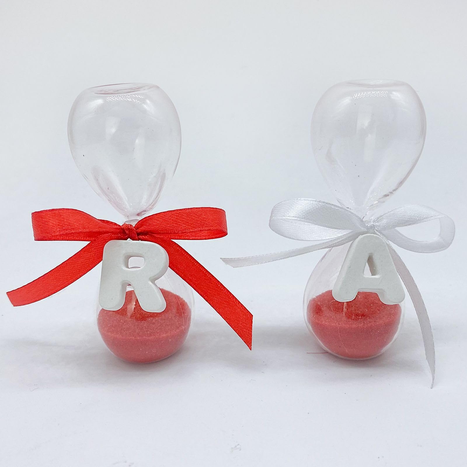 Doni Bomboniere 10 Clessidre in Vetro con Sabbia di Colore Rosso, con Fiocco a Scelta e Lettera in gessetto Bianco. Bomboniera Elegante per Battesimo, Comunione, Cresima, Compleanno, Laurea (R)