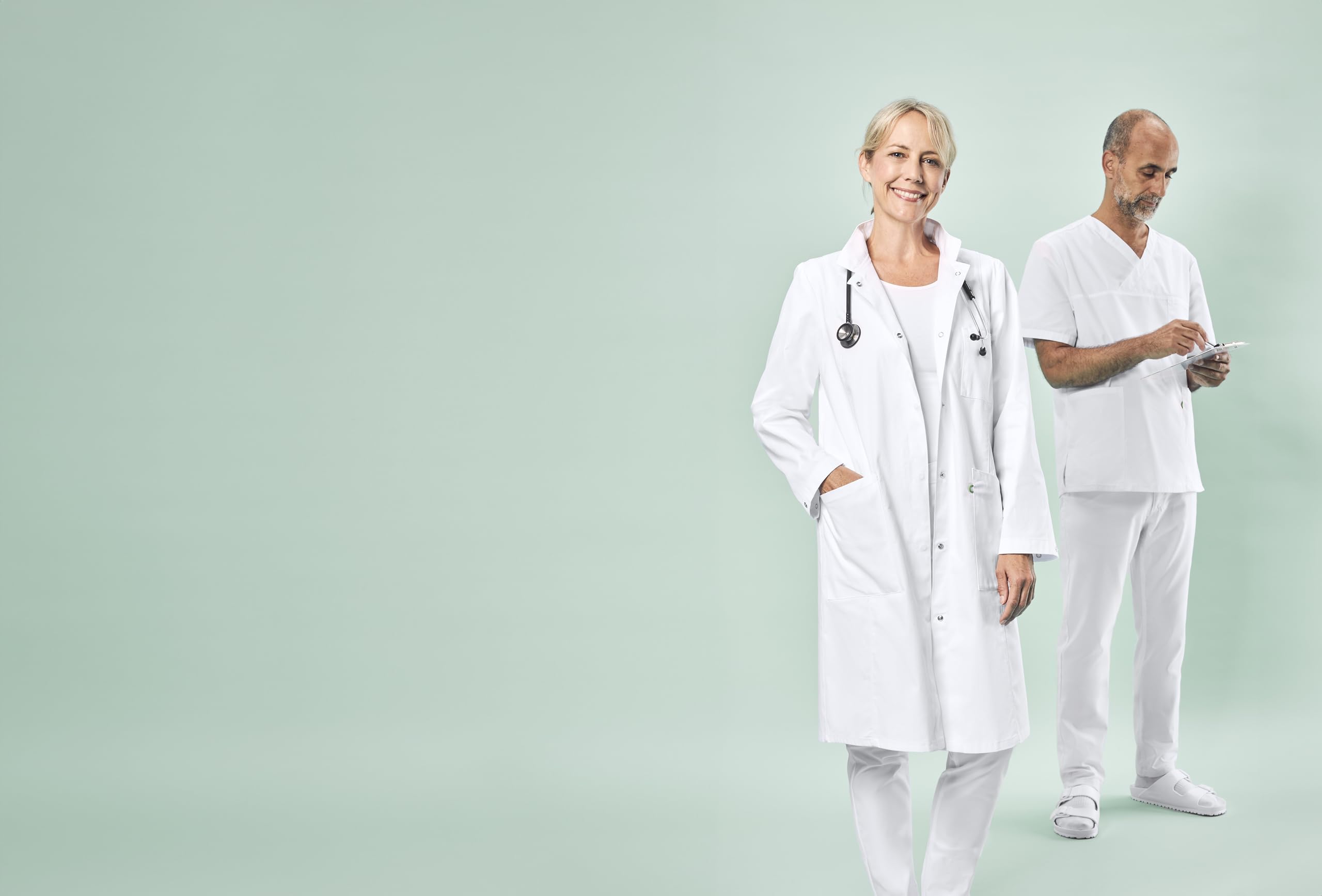 GREIFF Care 5026 - Bata de laboratorio unisex con cuello alto, tira de botones ocultos, 3 bolsillos, funda para teléfono móvil y lazo para llaves, ideal para enfermería, clínica y práctica