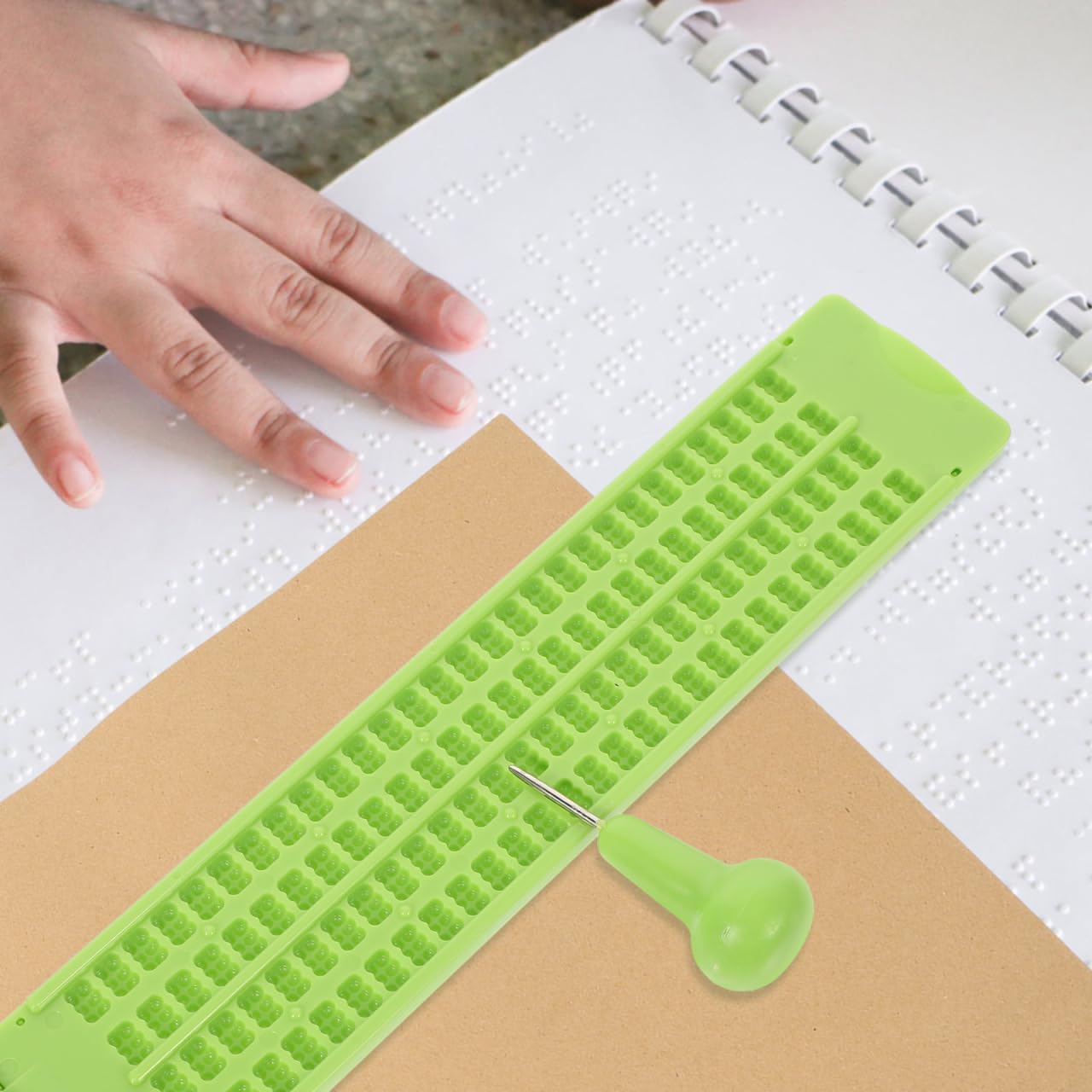 Kit Scrittura Braille in Plastica Leggero Verde Tavoletta 27 Linee e 30 Celle, Penna Punteruolo Inclusa, Facile da Usare e Flessibile per Non Vedenti