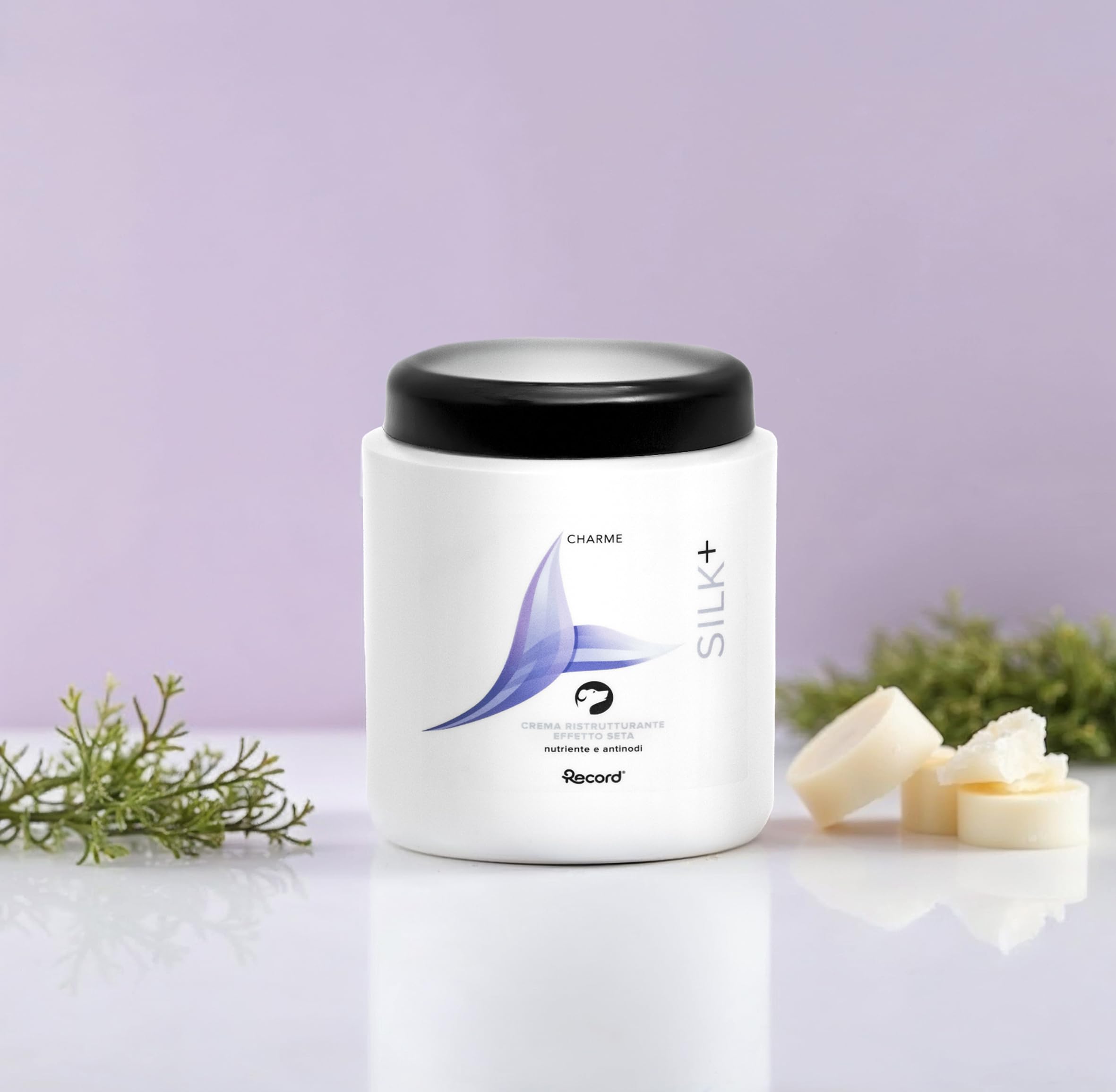 Record Charme Silk+ Crema Ristrutturante per Cani, effetto seta. Crema nutriente antinodi con Burro di Cacao e Olio di Jojoba. Protegge il pelo da smog e raggi solari, Made in Italy da 1L