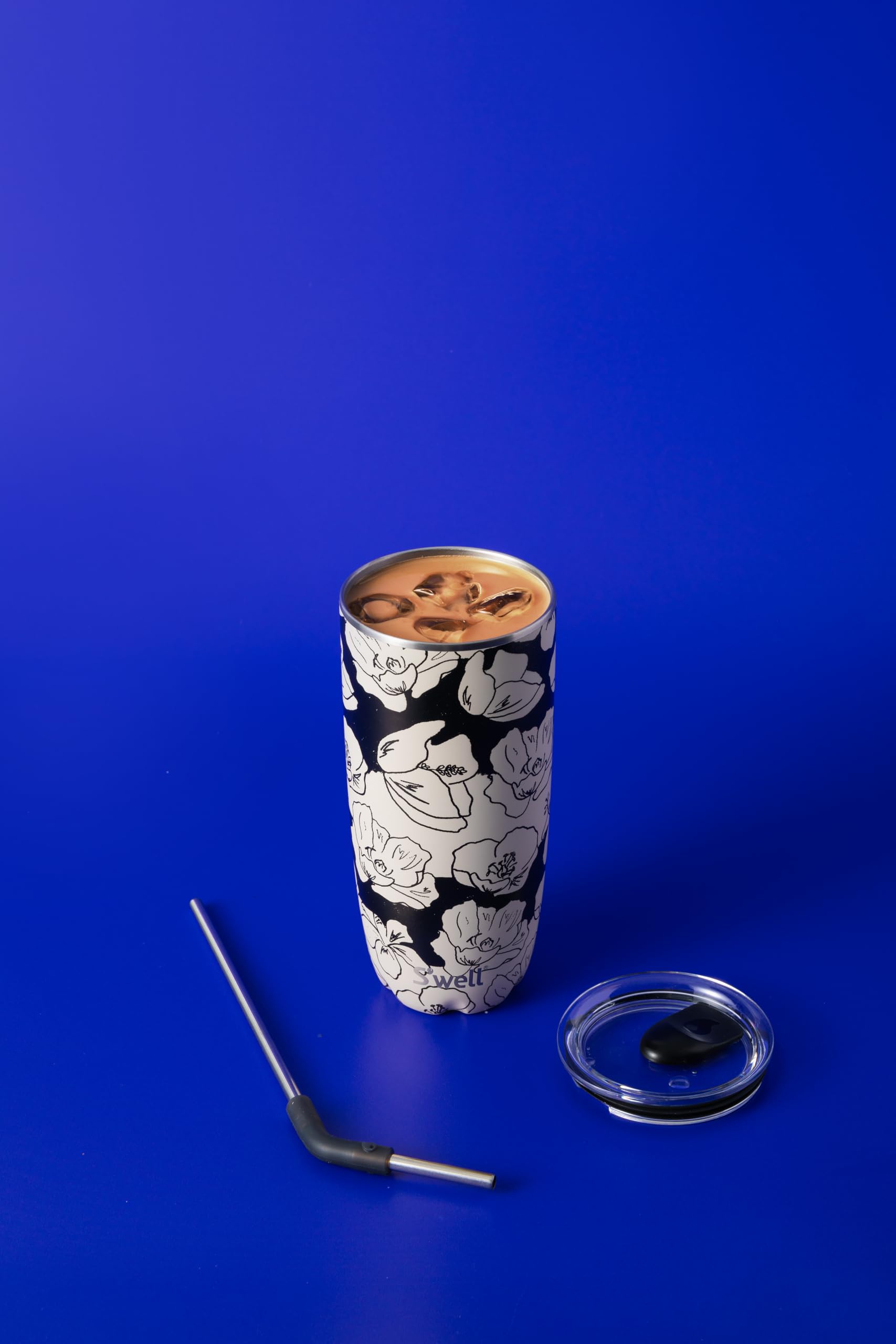 Kubek ze stali nierdzewnej S'well ze słomką i otwieraną pokrywką, 700 ml, Charcoal Bloom, trójwarstwowy pojemnik z izolacją próżniową utrzymuje napoje zimne przez 18 godzin, a gorące przez 5 godzin