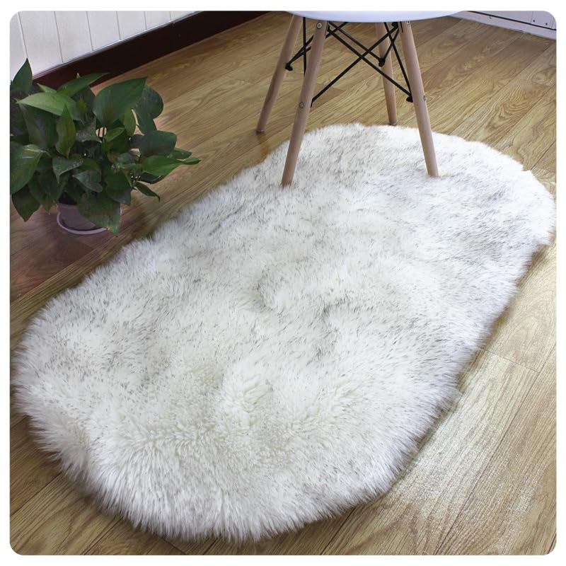 Tapis à poils longs moelleux pour cocooning sur canapé blanc