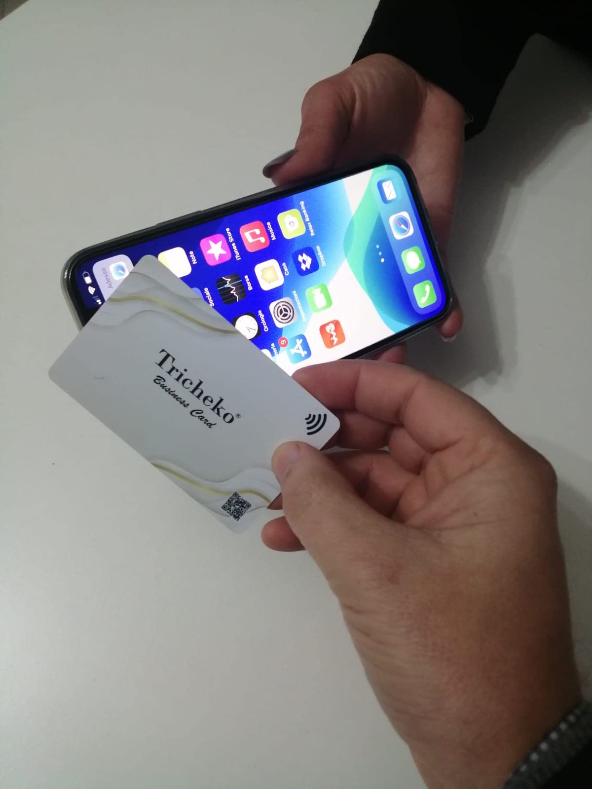 Biglietto da Visita Digitale NFC Contactless QR Code Personalizzato Prodotto in Italia Condivisione Istantanea Contatti Social Media