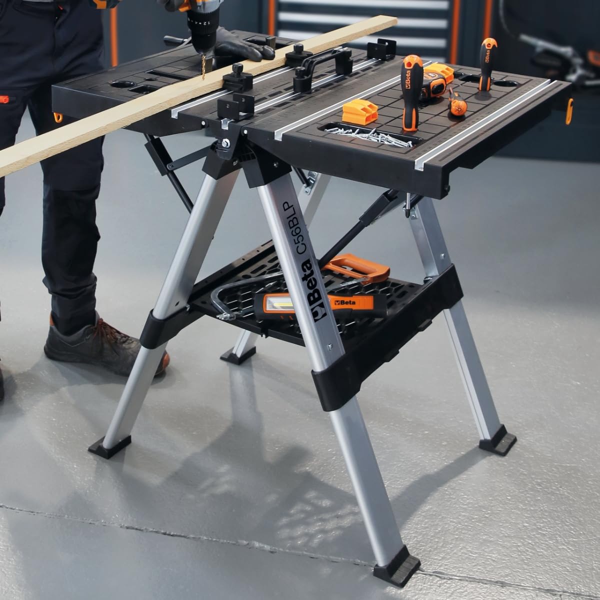 BETA - Banco da Lavoro Pieghevole Multiuso con Piano 820x630 mm e Gambe Telescopiche Regolabili, Banco Professionale Portatile con Morsetti per Officina Garage Fai da Te e Manutenzione, C56BLP