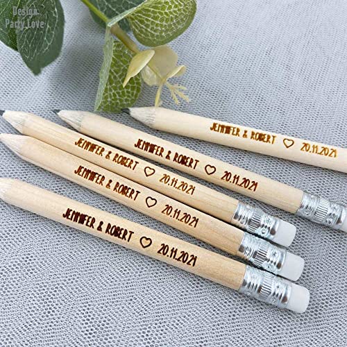 Faveur de mariage unique avec ce crayon gravé en forme de cœur romantique