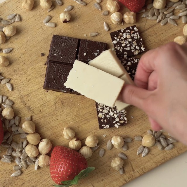 Funky Fat Foods Zuckerfreie, Vegane, Weiße Bio-Schokolade mit Bourbon Vanille 10 Riegel – Bild 8