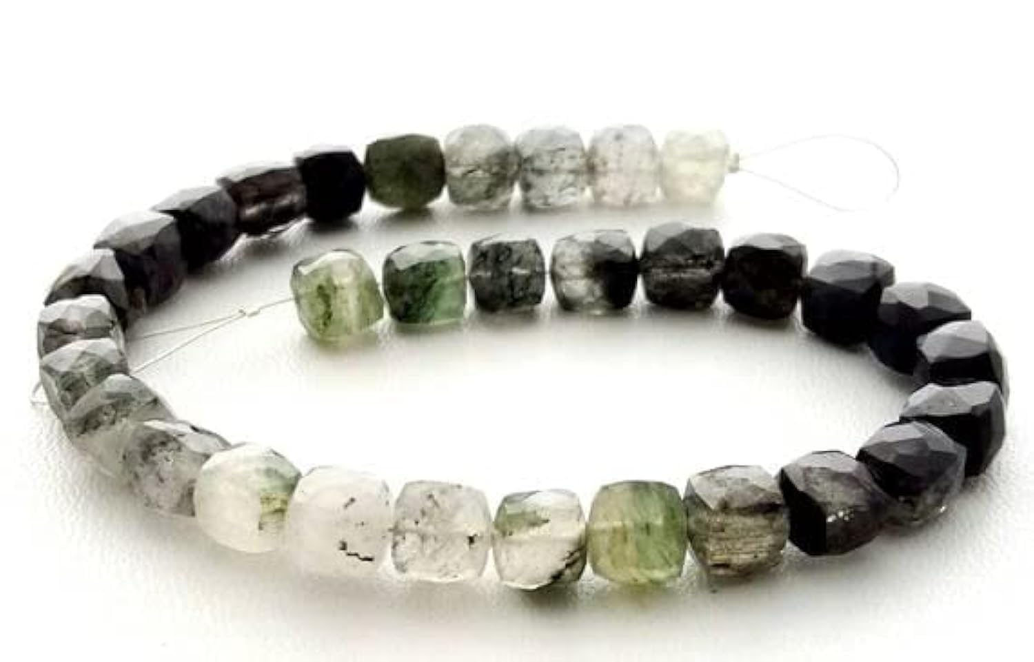 Quartz rutilé en perles cubes facettées pour remplacer les gemmes classiques de vos bijoux