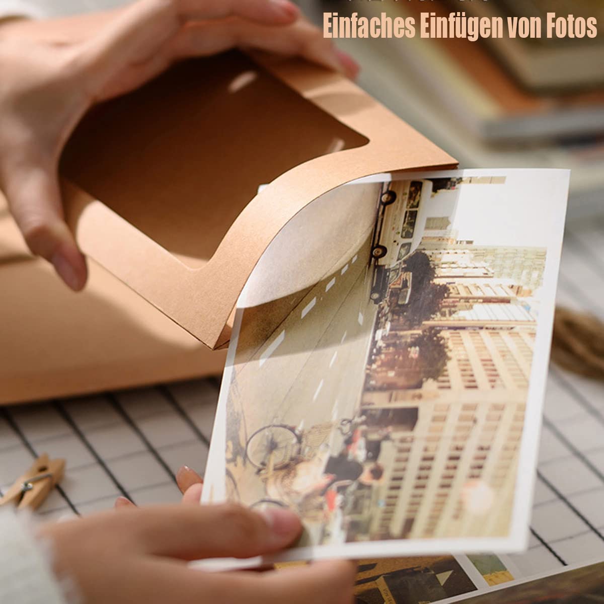 Hotipine 40 stuks bruine kraftpapier fotolijst collageen hangende wanddecoratie voor het ophangen van foto's ansichtkaarten, met 40 mini houten klemmen, 4 henneptouwen en 80 doe-het-zelf stickers, 10 x 15 cm, 300 g/m²