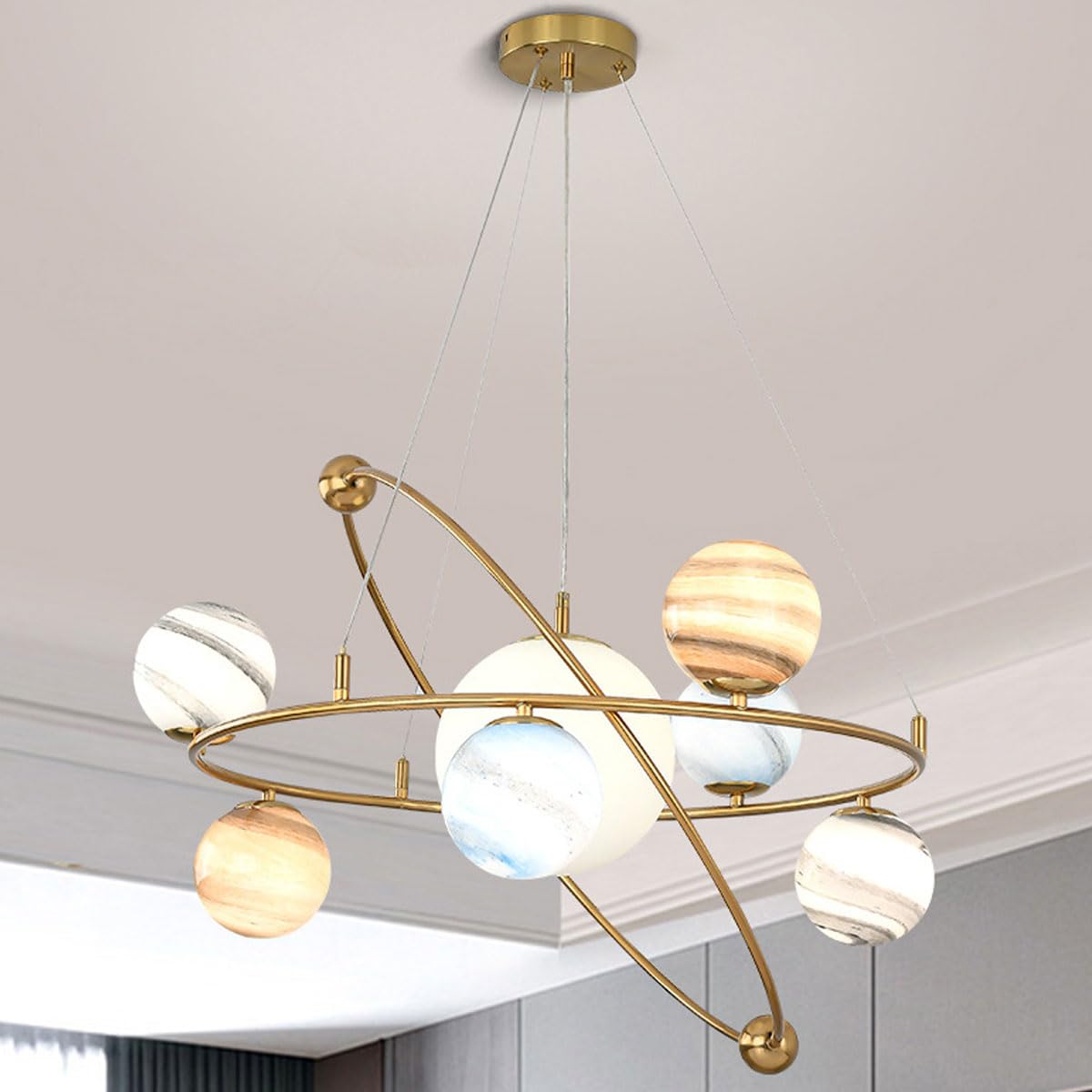 Prosta i kreatywna lampa wisząca z metalu i kreatywny szklany żyrandol Planet doskonale sprawdzą się w jadalni przedszkola.