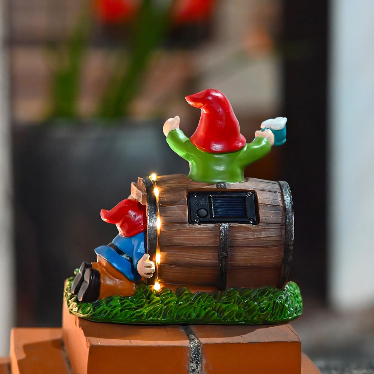 Decorazione alimentata solare della resina della statua del giardino del | Resina resistente alle intemperie, LED gialli caldi, durata 6-12 ore, design umoristico ubriaco, ideale per patio e feste